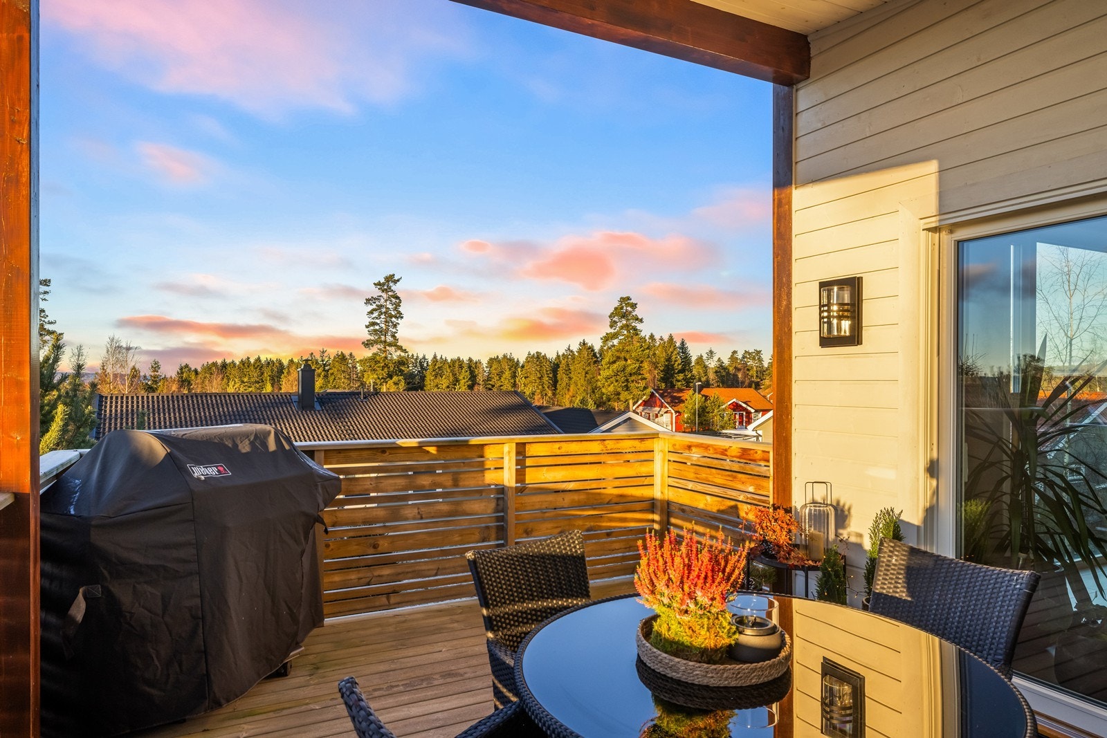 Trepanelene og grillområde gir en praktisk utendørs spiseplass. Galleribilde