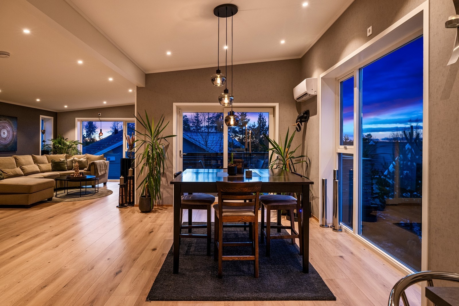 Utgang til terrasse gir enkel tilgang til uteområdet fra spiseplassen. Galleribilde