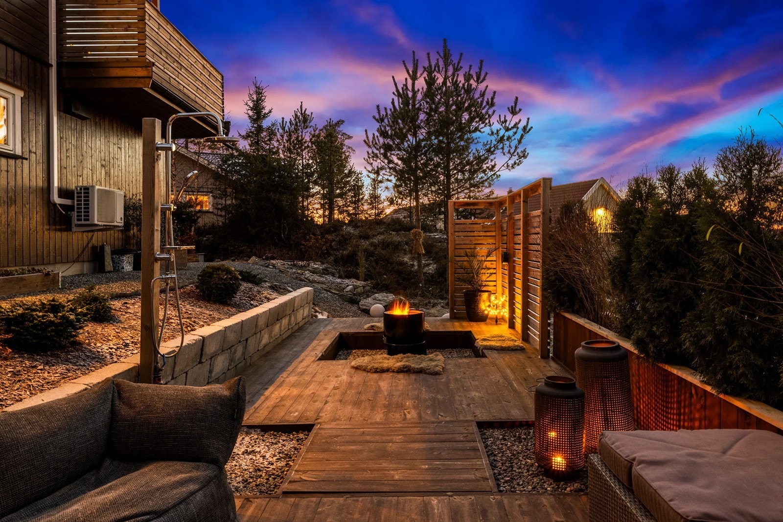 Flatt terreng med skrående område gir en naturlig overgang til uteplassen (kilde: tilstandsrapport). Galleribilde