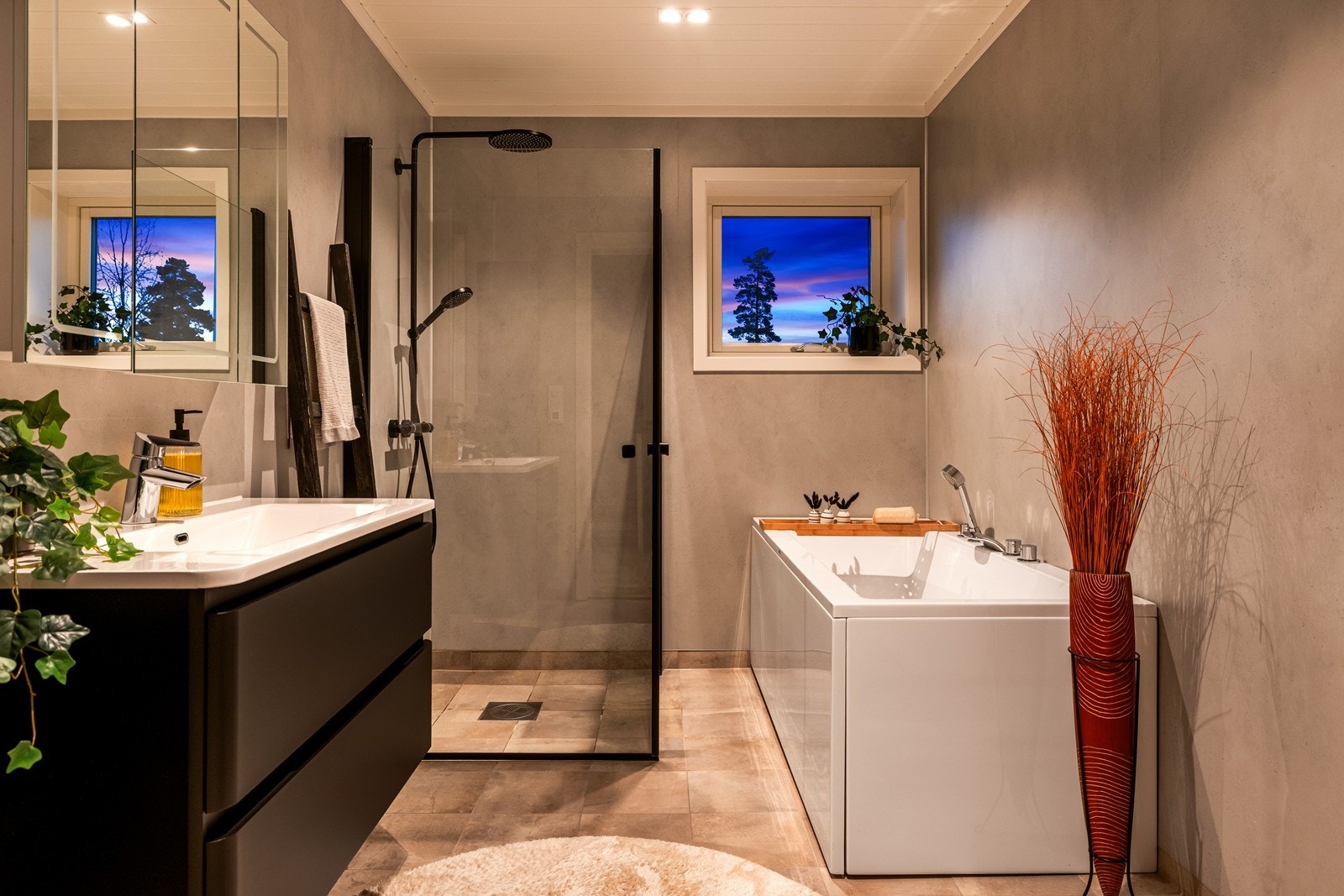 Bad i 1. etasje med både dusjhjørne og badekar. Galleribilde