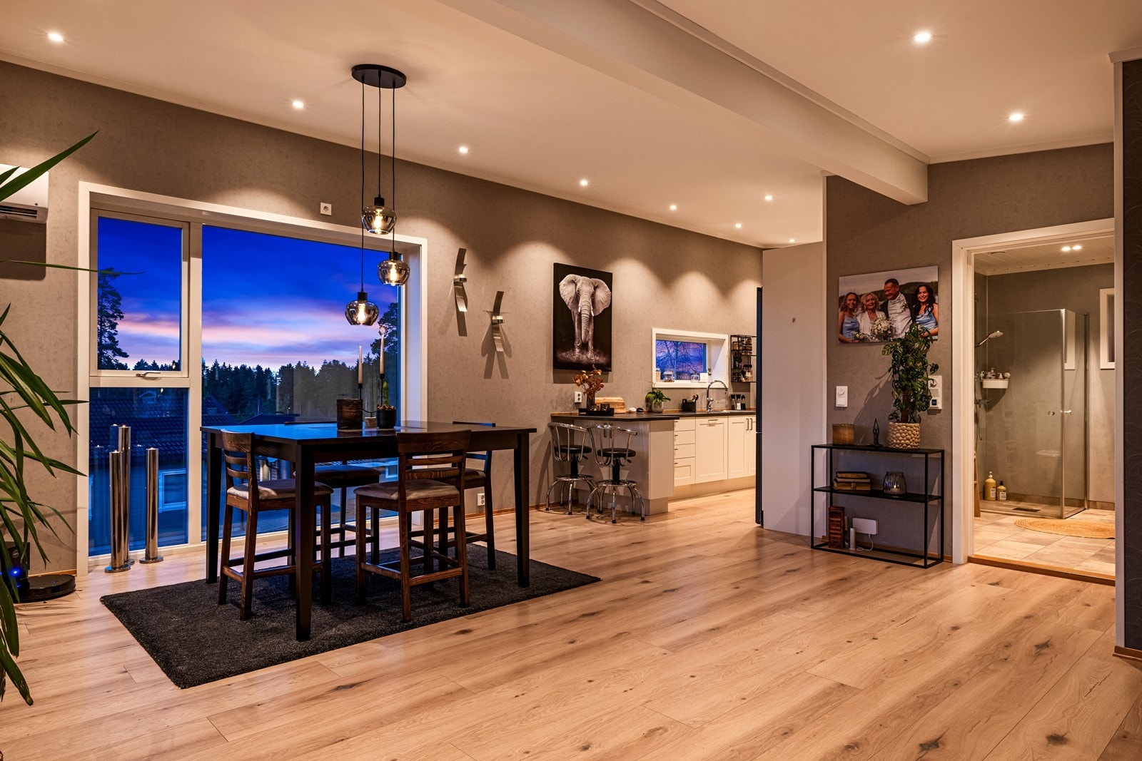 Spiseplassen har direkte tilgang til kjøkkenet, og store vinduer gir utsyn mot uteområdet. Galleribilde