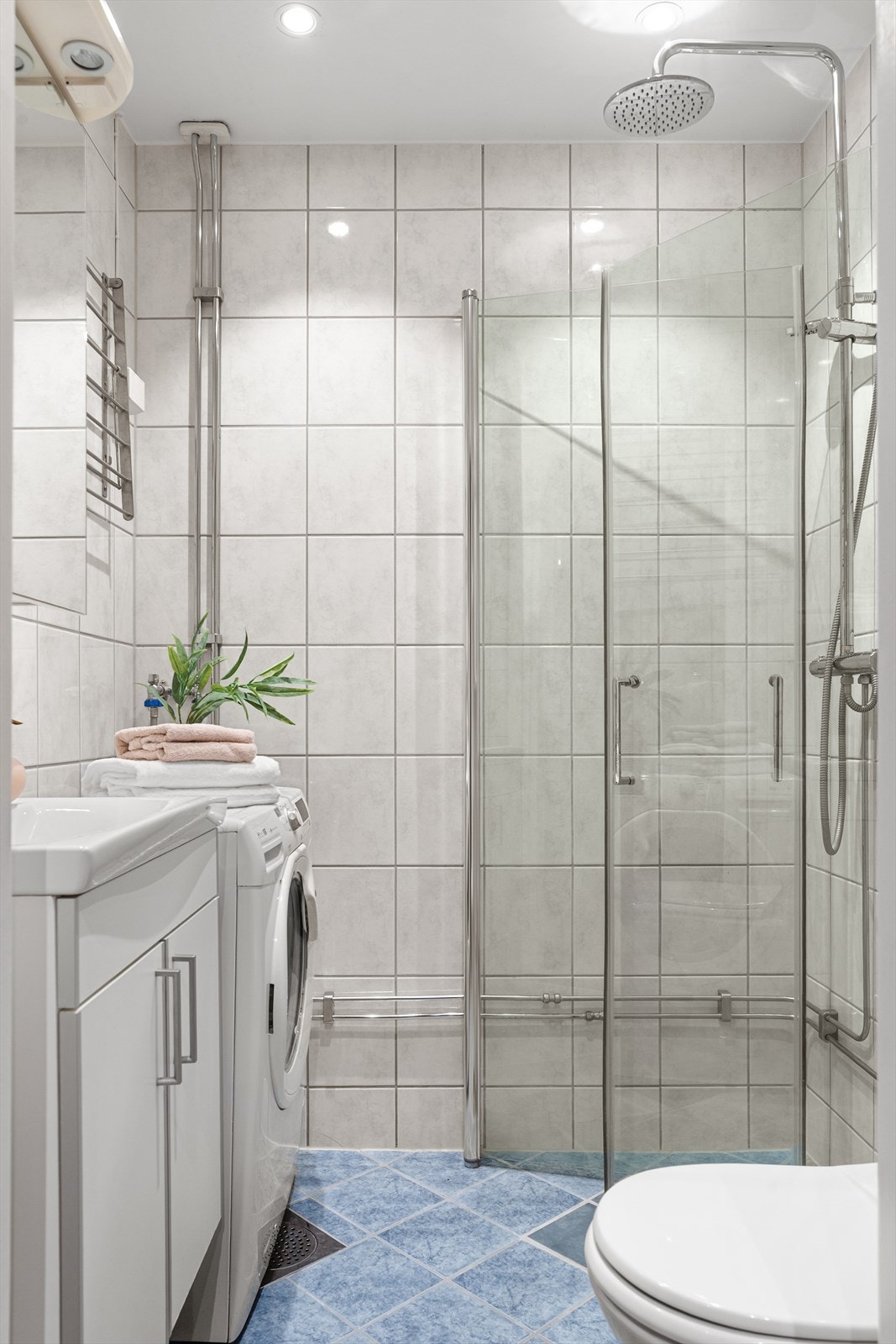 Dusjen har innfellbare dører i herdet glass. Galleribilde