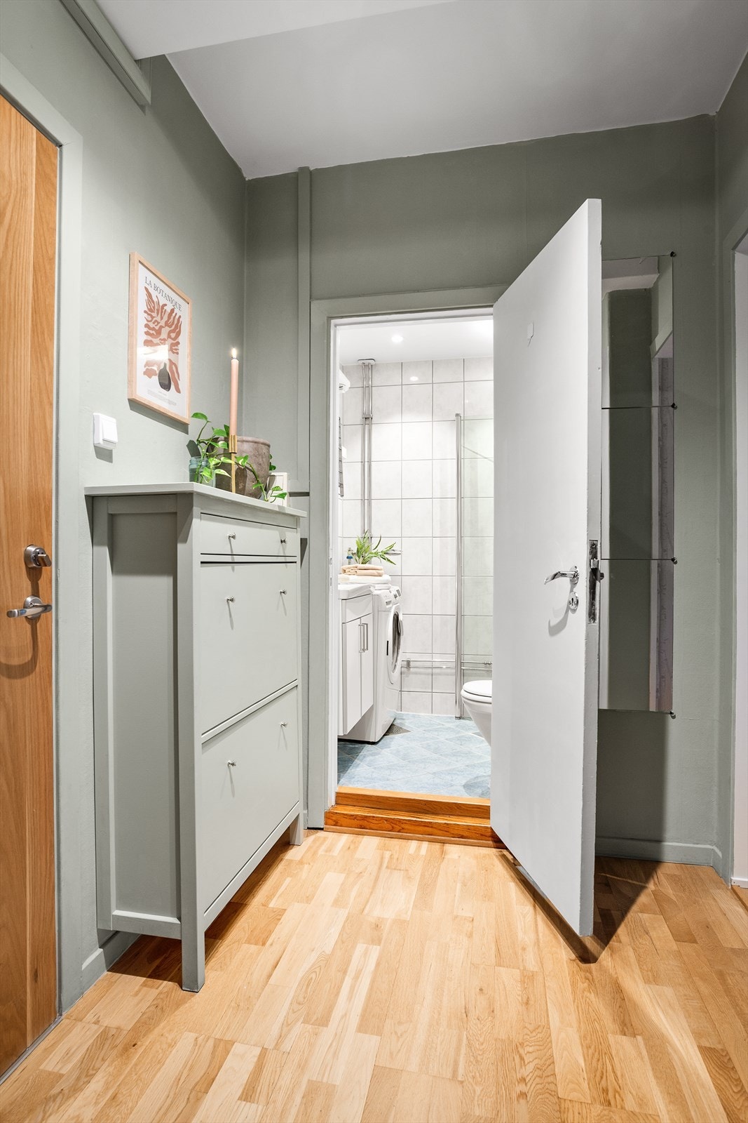 Entréen gir adkomst til flere rom, deriblant boligens bad. Galleribilde