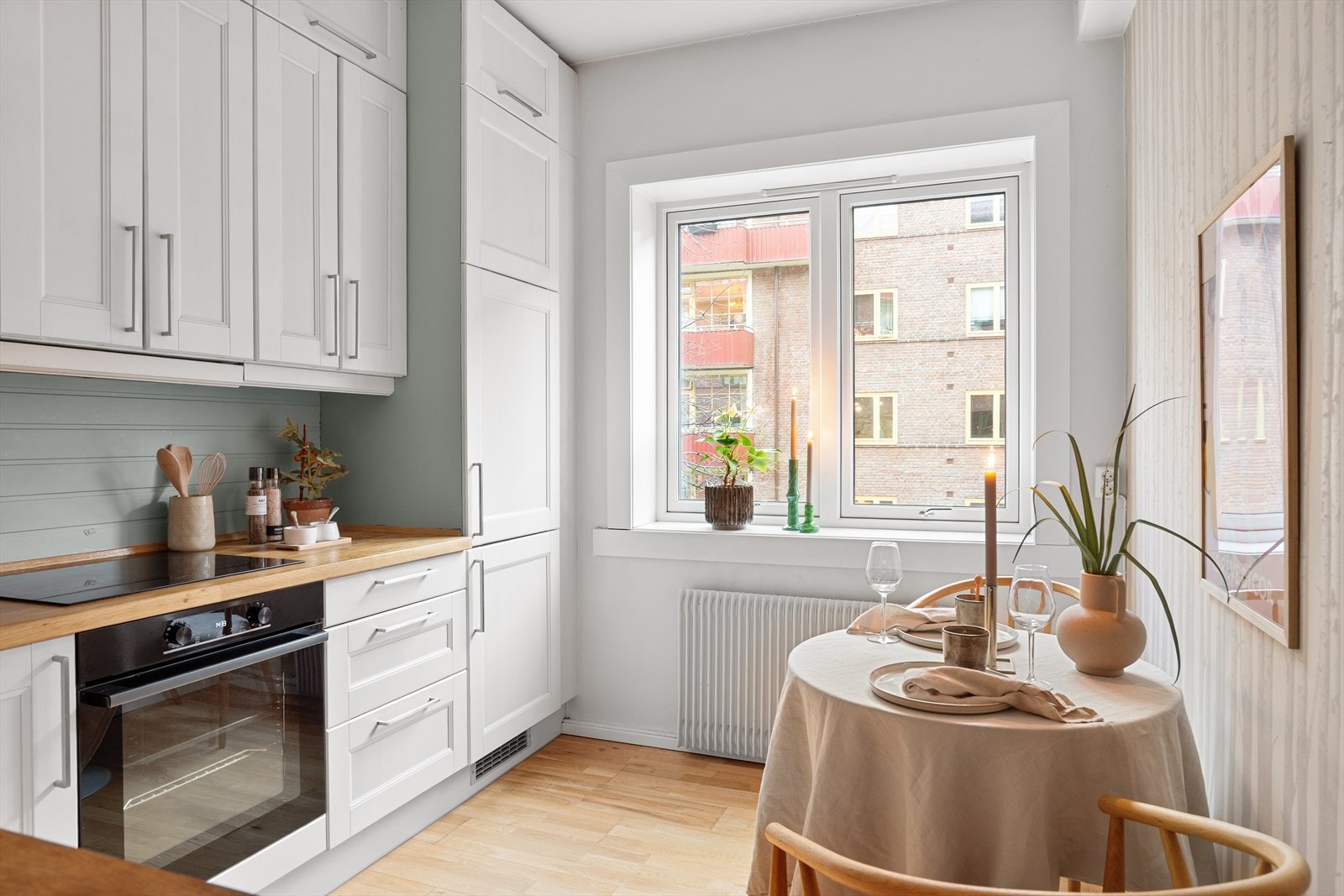 Kjøkken med profilerte fronte, heltre benkeplate med nedfelt kum i rustfritt stål. Galleribilde