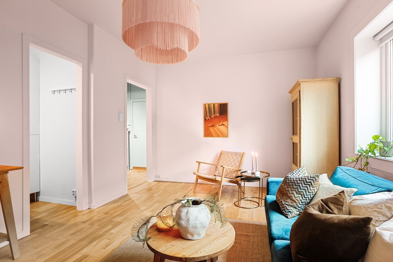 Stuen oppleves som relativt romslig og gir frihet til møblering etter eget ønske. Galleribilde