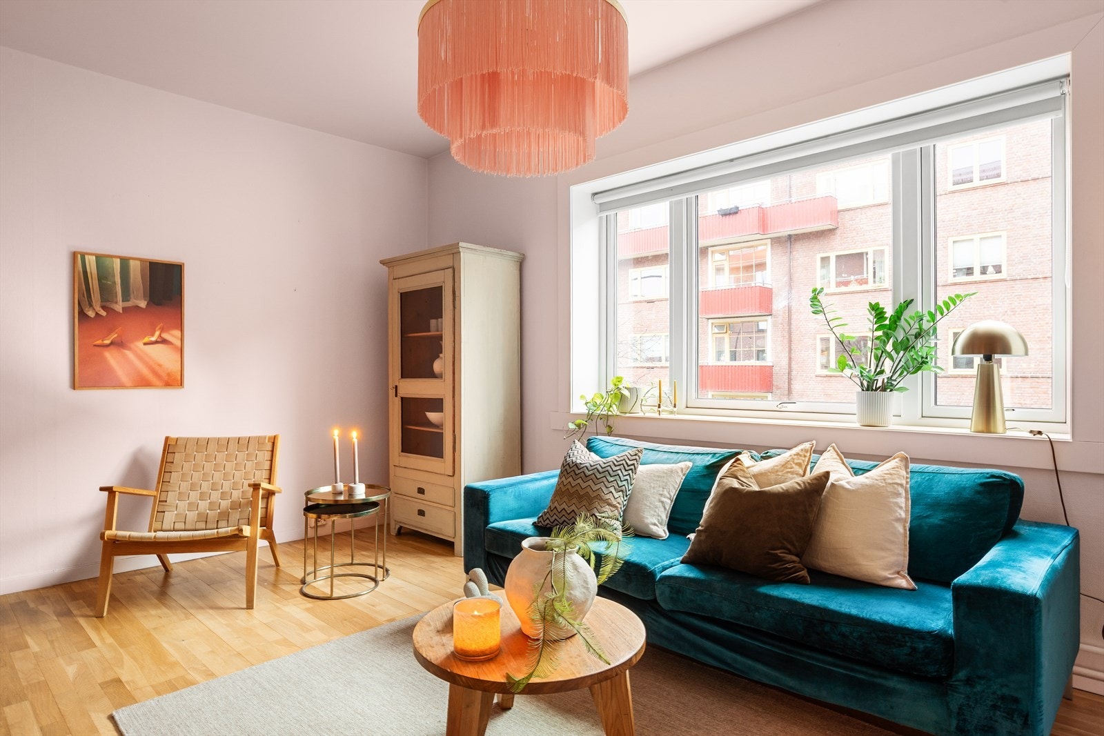 Vinduet har en bred vinduskarm hvor man kan dekorere med lamper, planter m.m. Galleribilde