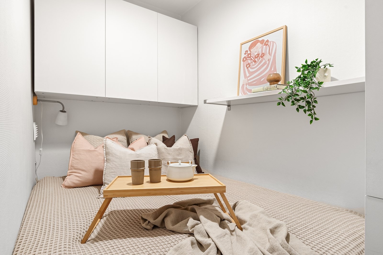 Sovealkoven har direkte adkomst fra stuen. Den er i dag praktisk innredet med seng, hylle, overskap og dobbeltskap. Galleribilde