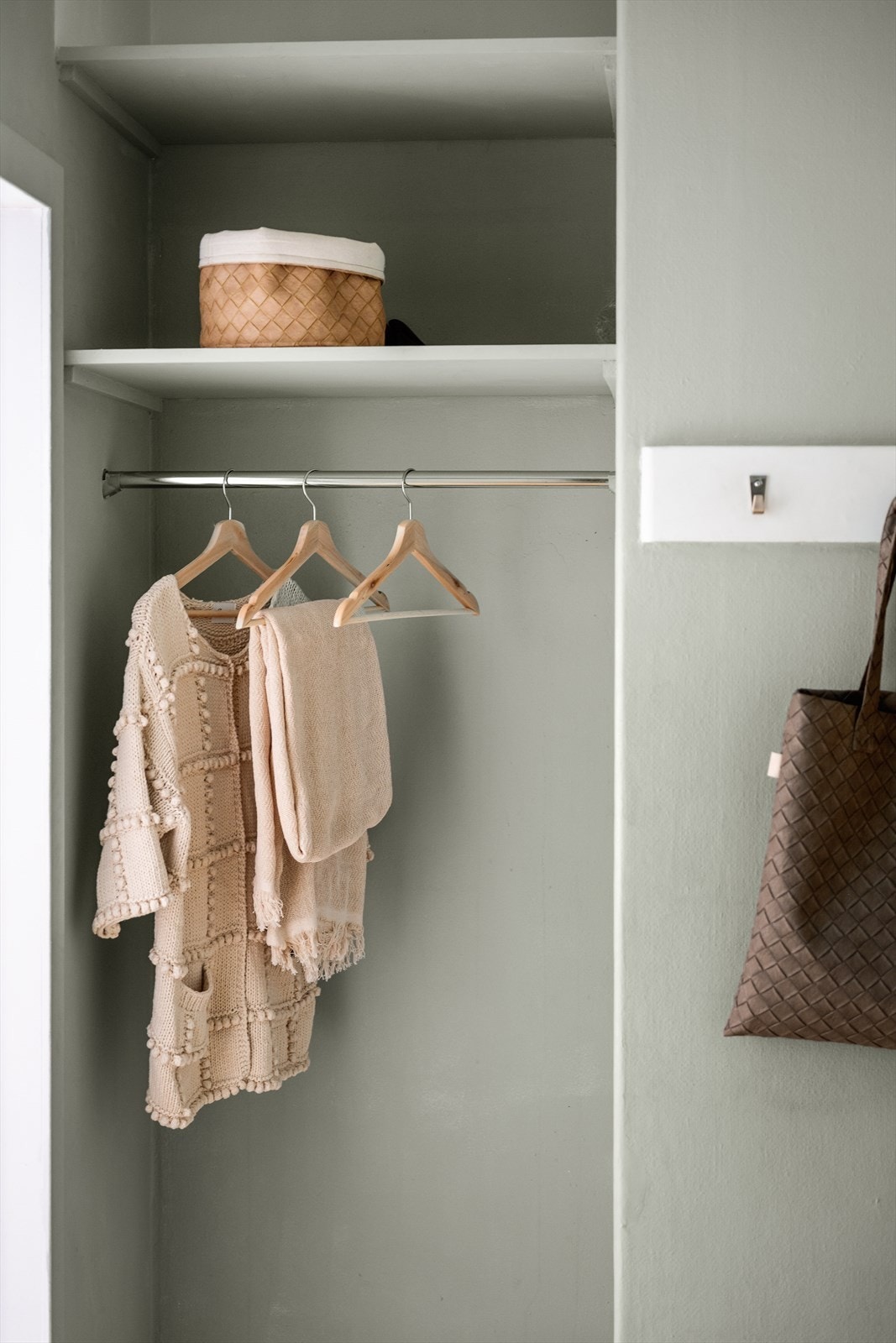 Entréen har et praktisk oppheng til jakker og oppbevaring i hyller. Galleribilde