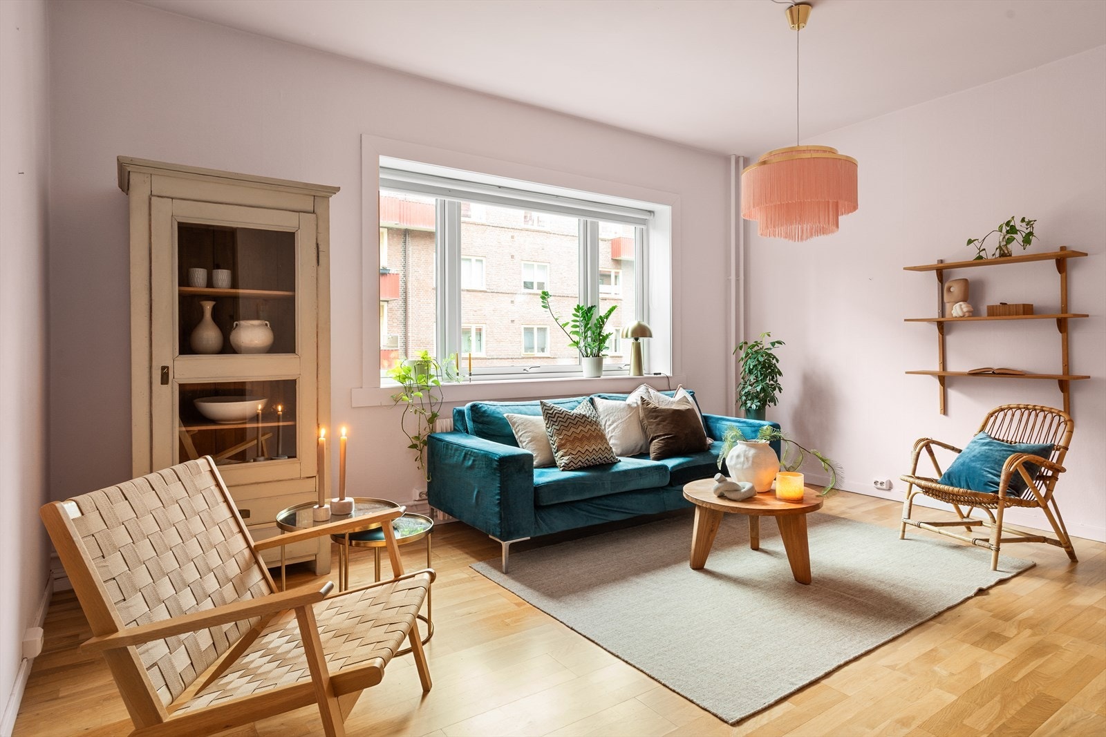 Velkommen til en lys og pen leilighet med stue, separat kjøkken, alkove og bad. Galleribilde