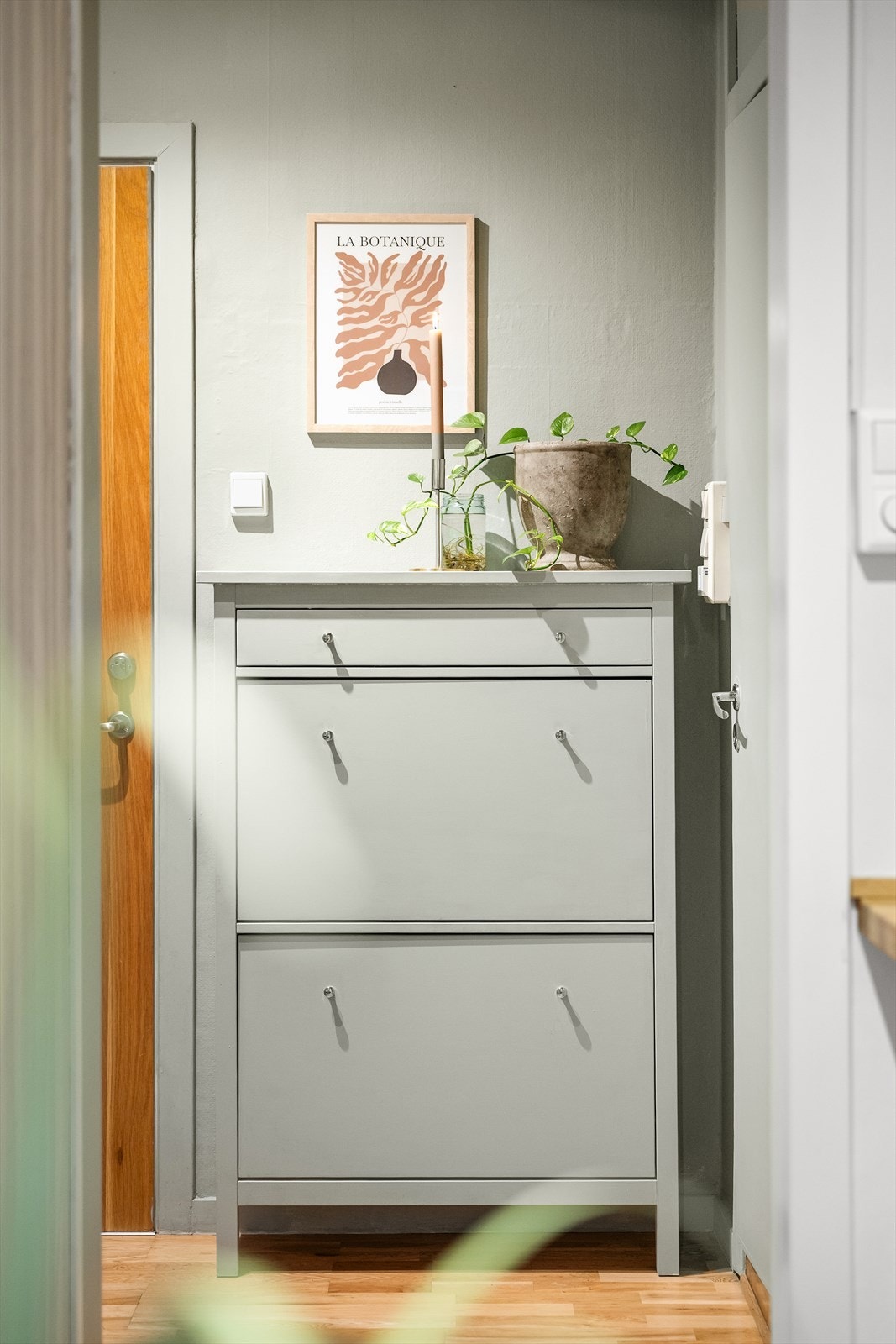 Entréen er i dag innredet med en kommode for ekstra oppbevaring. Galleribilde