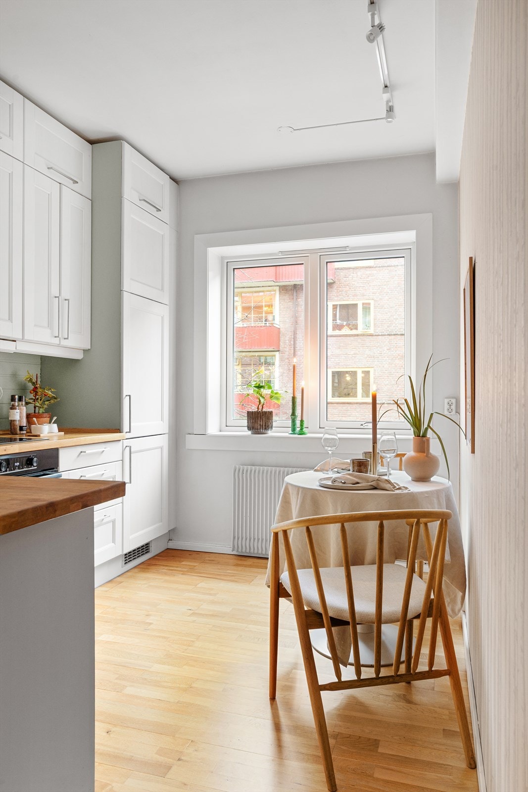 Fra entréen har man adkomst til kjøkken på eget rom. Galleribilde