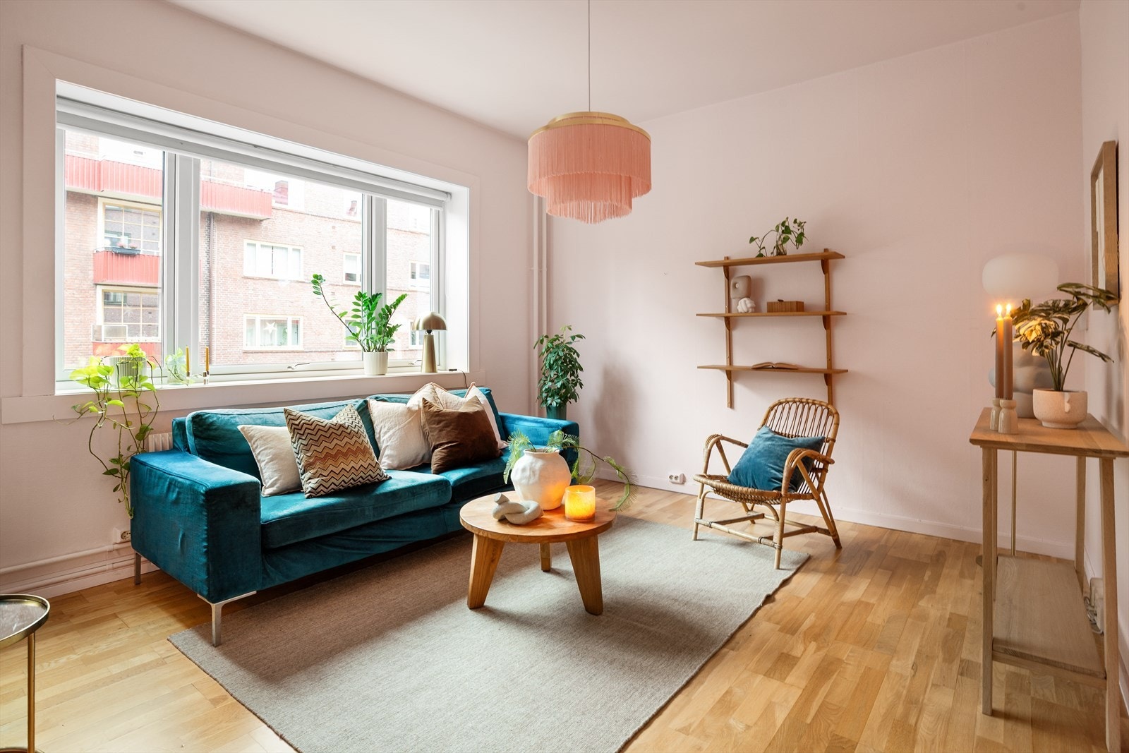 I stuen er det store vinduer som gir godt med naturlig lys inn i leiligheten. Galleribilde