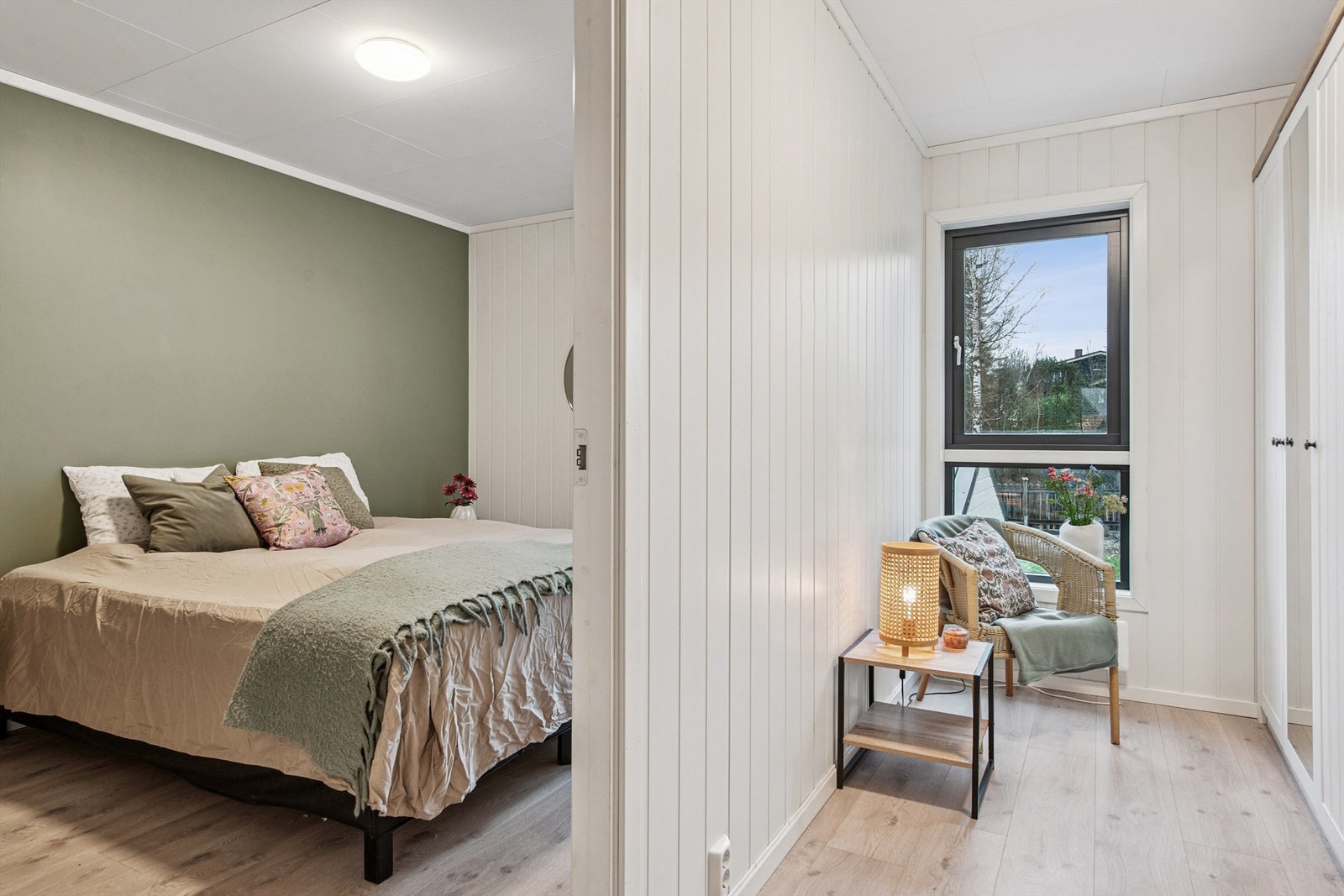 Vinduet i garderoben gir naturlig lys og en åpen følelse. Galleribilde