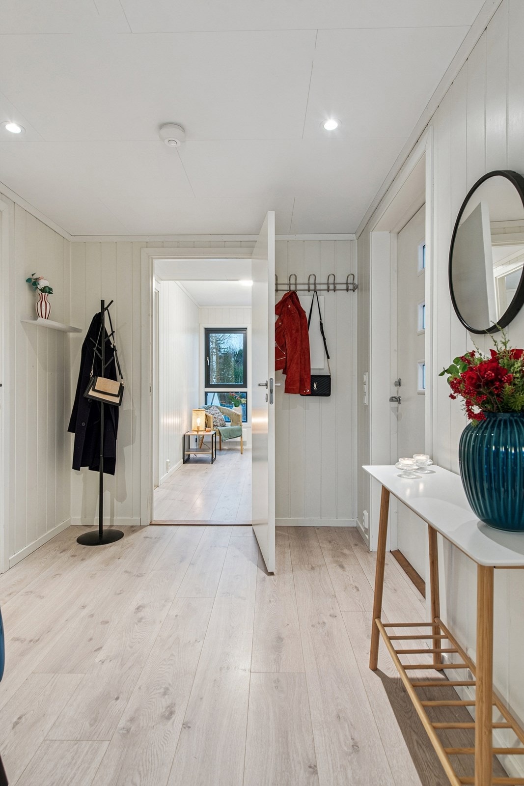Du ønskes velkommen inn i en lys entré med god plass til yttertøy. Galleribilde
