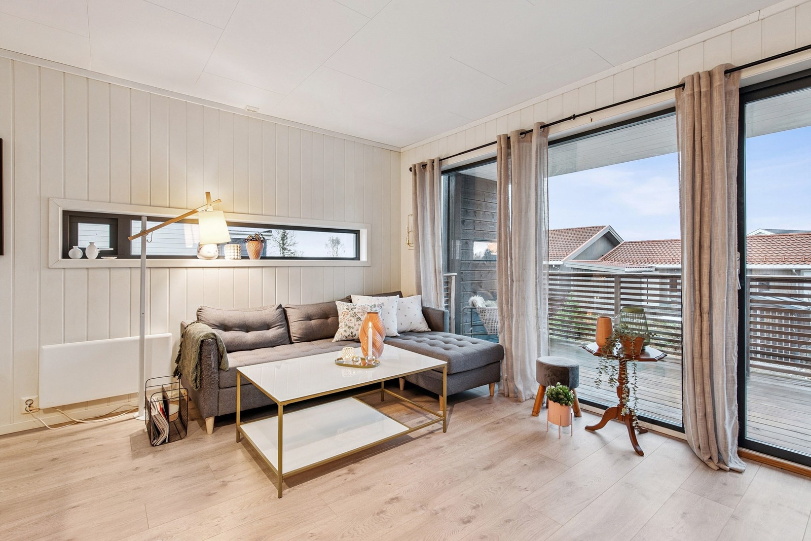 De store vinduene gir et moderne preg og ekstra lysinnslipp. Galleribilde