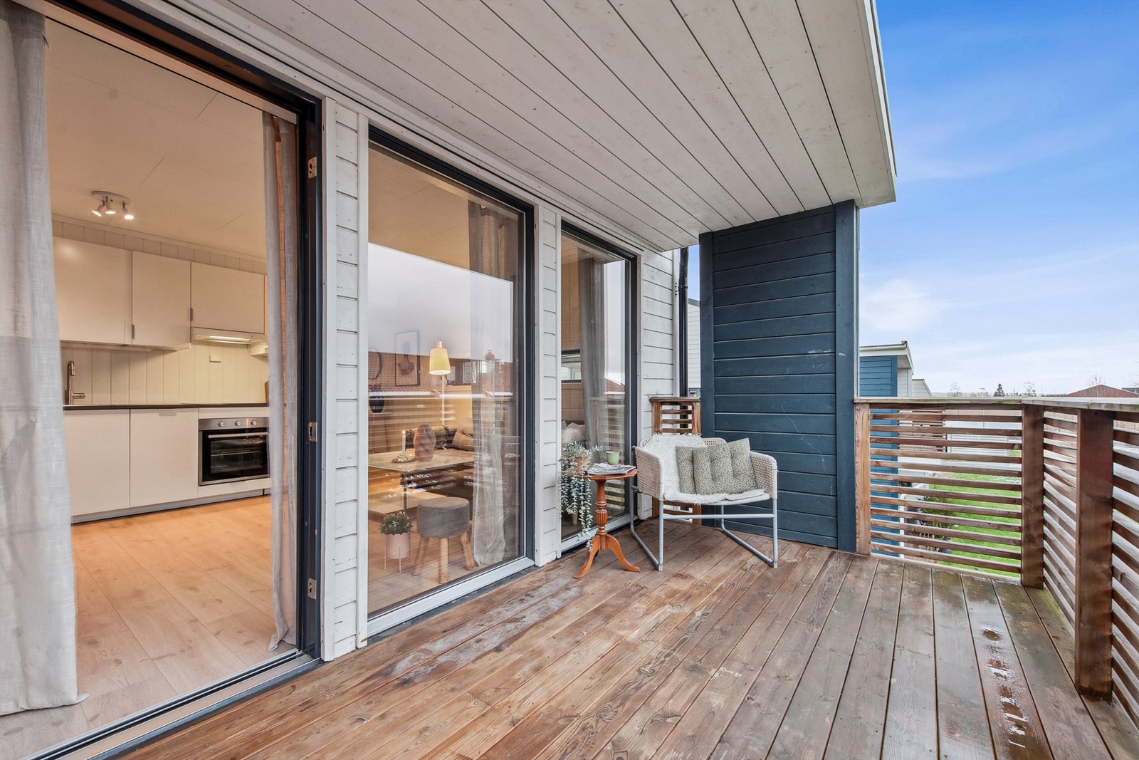 Fra stuen er det direkte utgang til en skjermet og solrik uteplass. Galleribilde