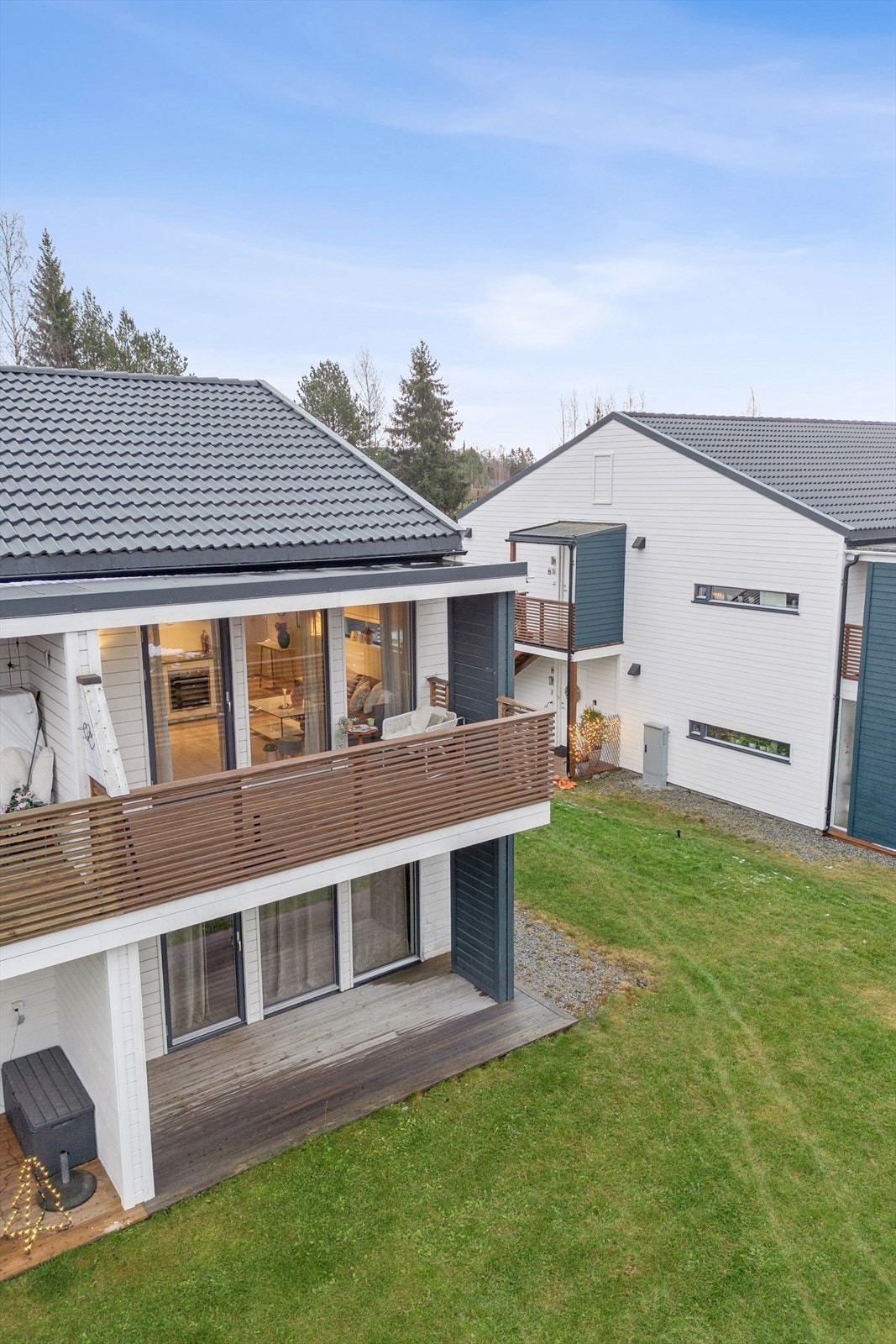 Bygget har en moderne arkitektur med en kombinasjon av tre og mørke detaljer. Galleribilde