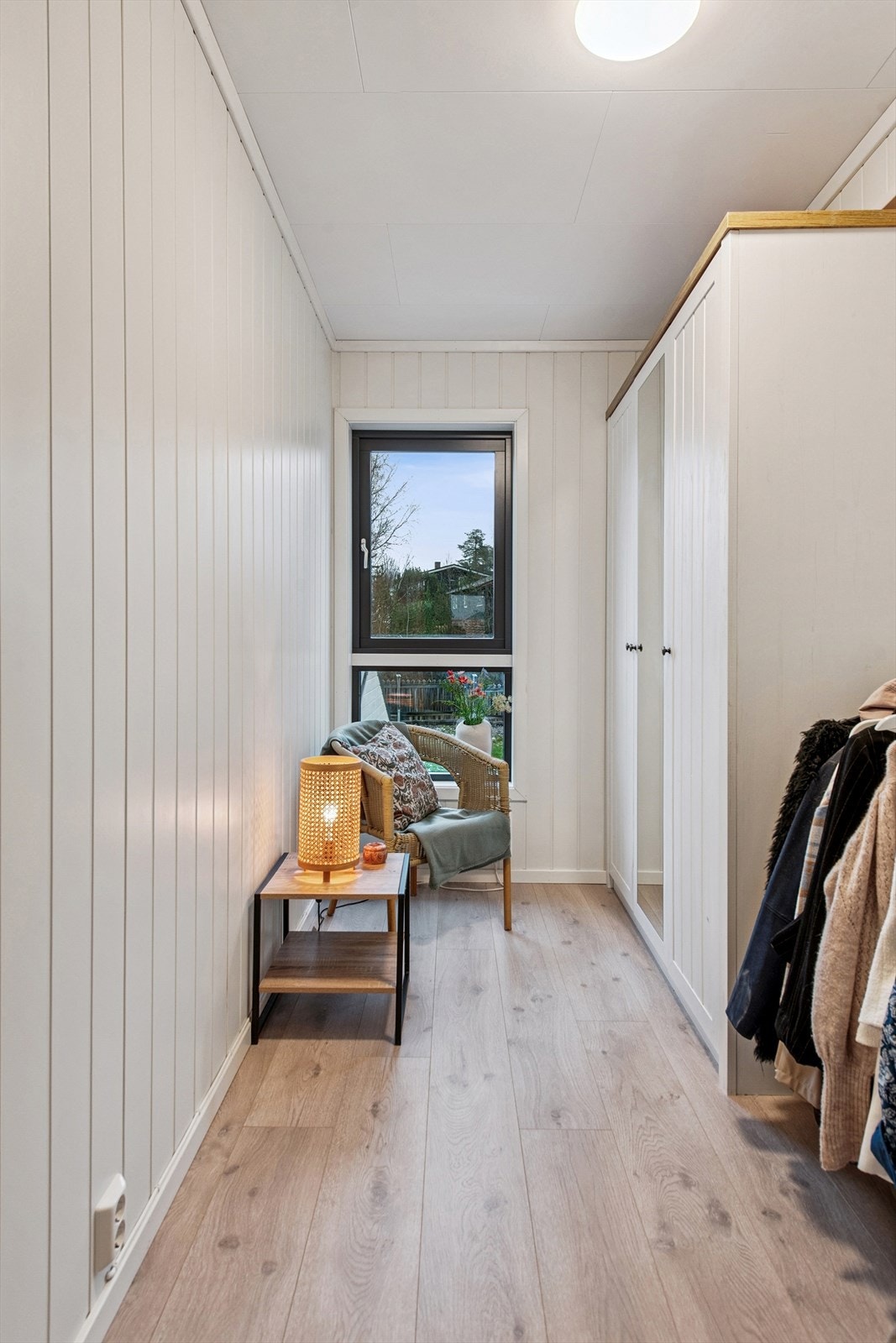 Garderobedelen gir rikelig med oppbevaringsplass for klær og sko. Galleribilde