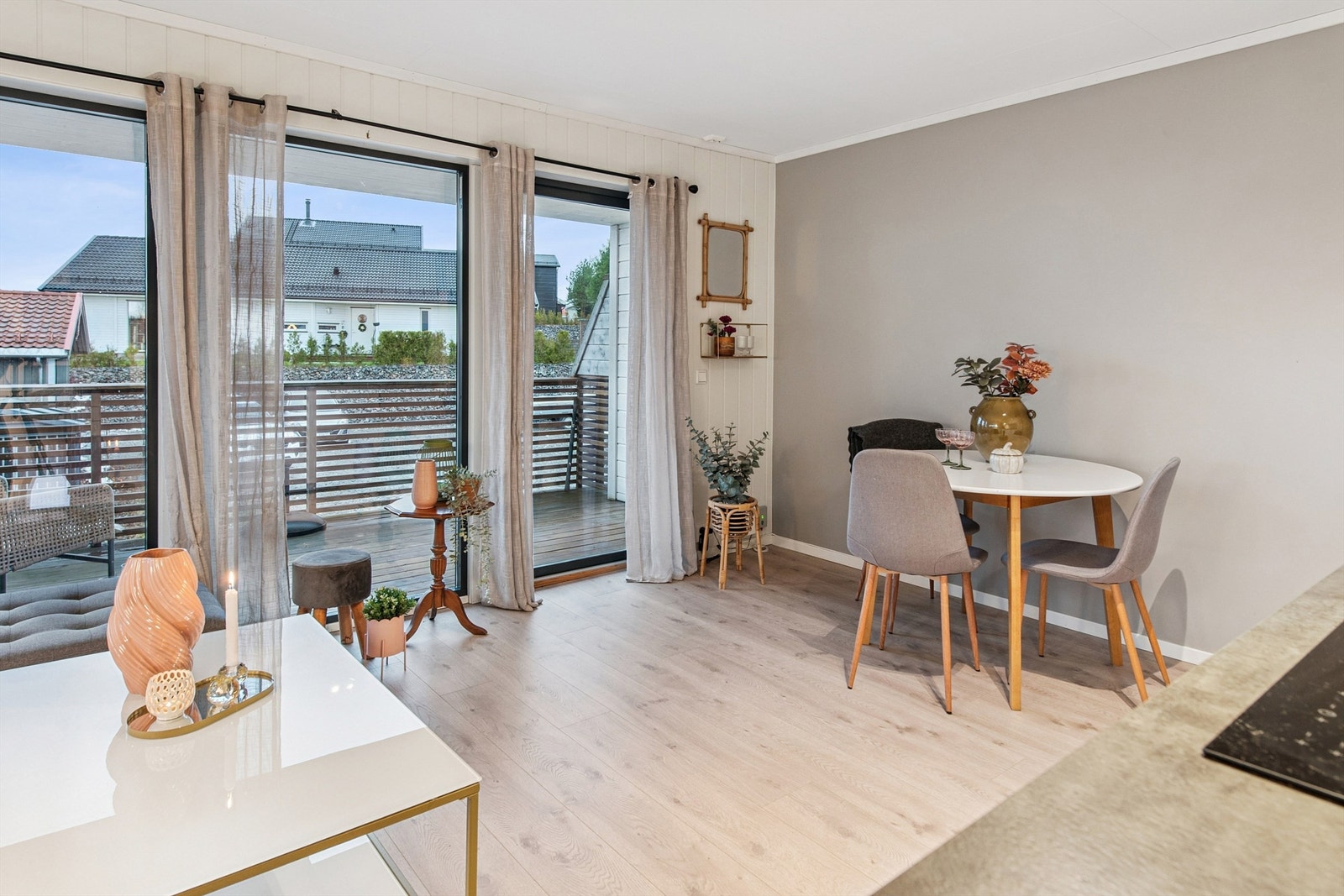 Gjennomgående laminatgulv og lyse veggflater skaper et helhetlig inntrykk. Galleribilde