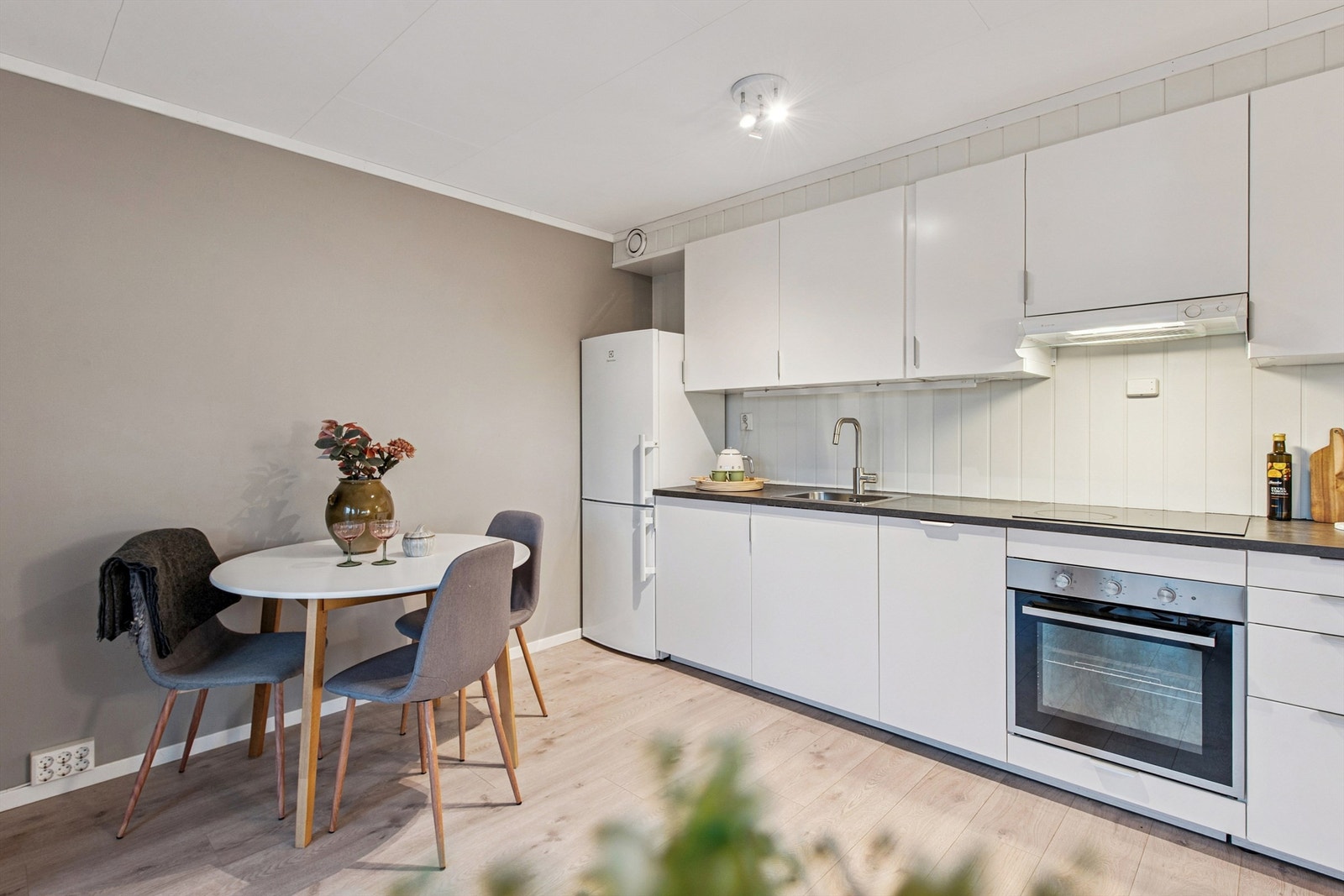 Det er integrert stekeovn og platetopp, samt plass for frittstående kjøleskap. Galleribilde