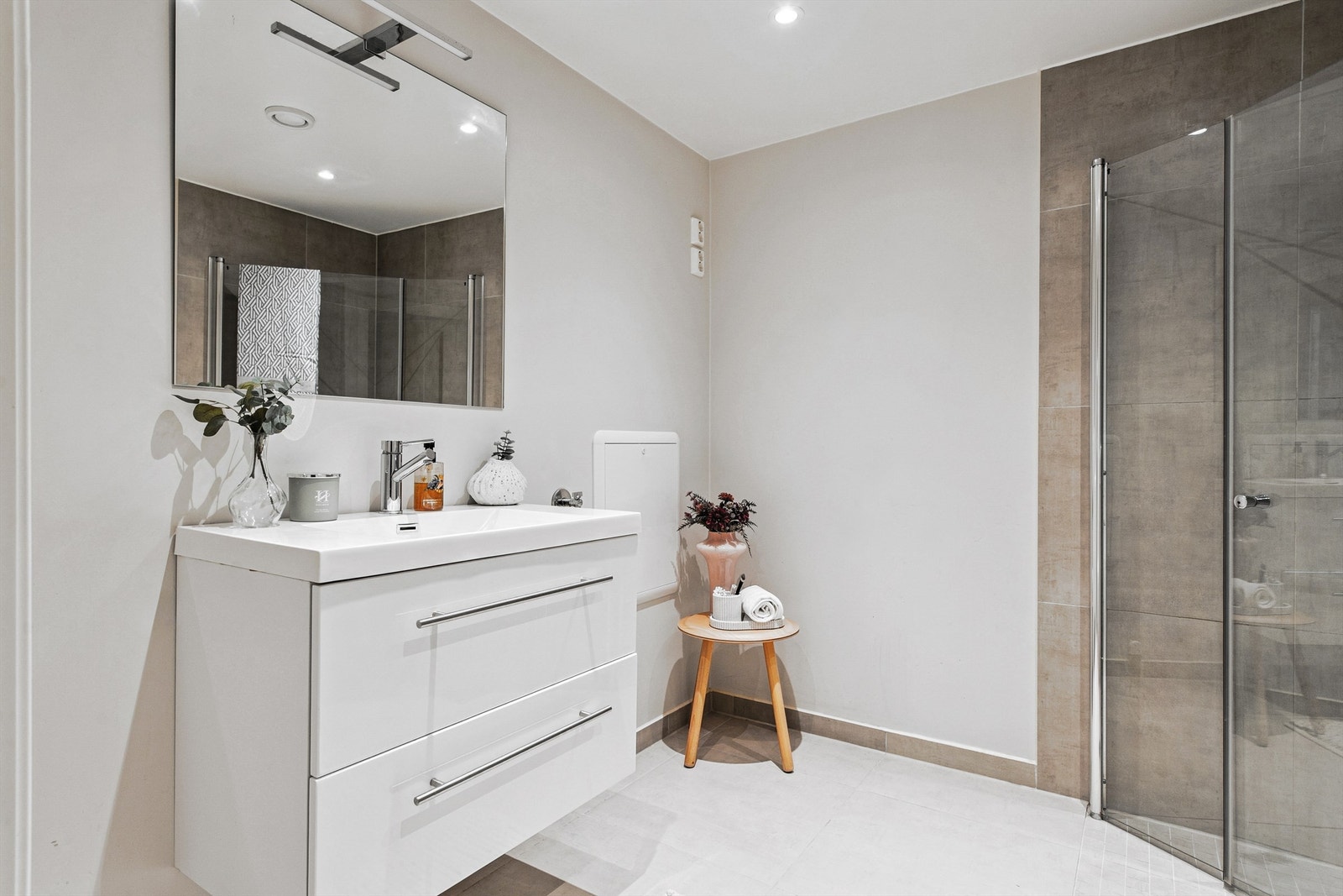 Badet har flislagt gulv med elektrisk gulvvarme. Moderne innredning. Galleribilde