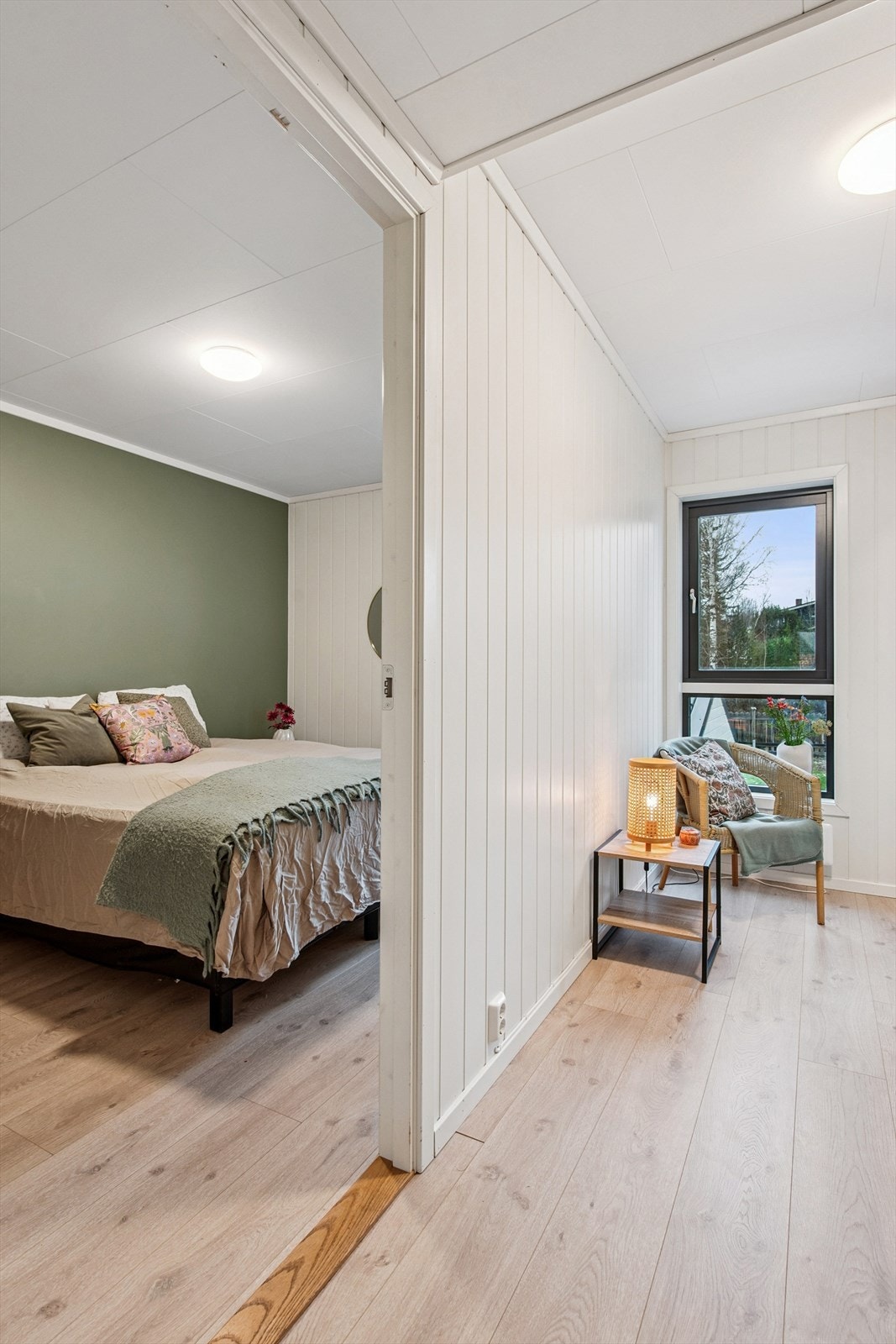 Dette er en smart løsning som frigjør gulvplass på selve soverommet. Galleribilde