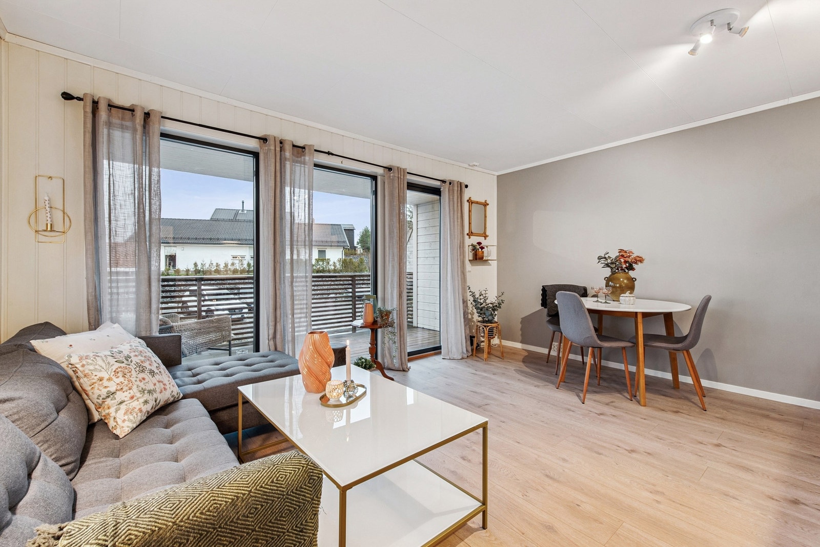 Store vindusflater gir rikelig med naturlig lys til oppholdsrommet. Galleribilde