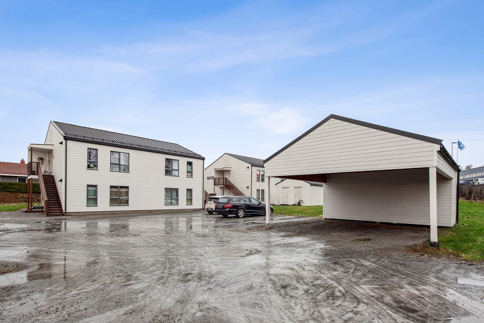 Områdebilde. (Carport hører ikke til denne eiendommen). Galleribilde