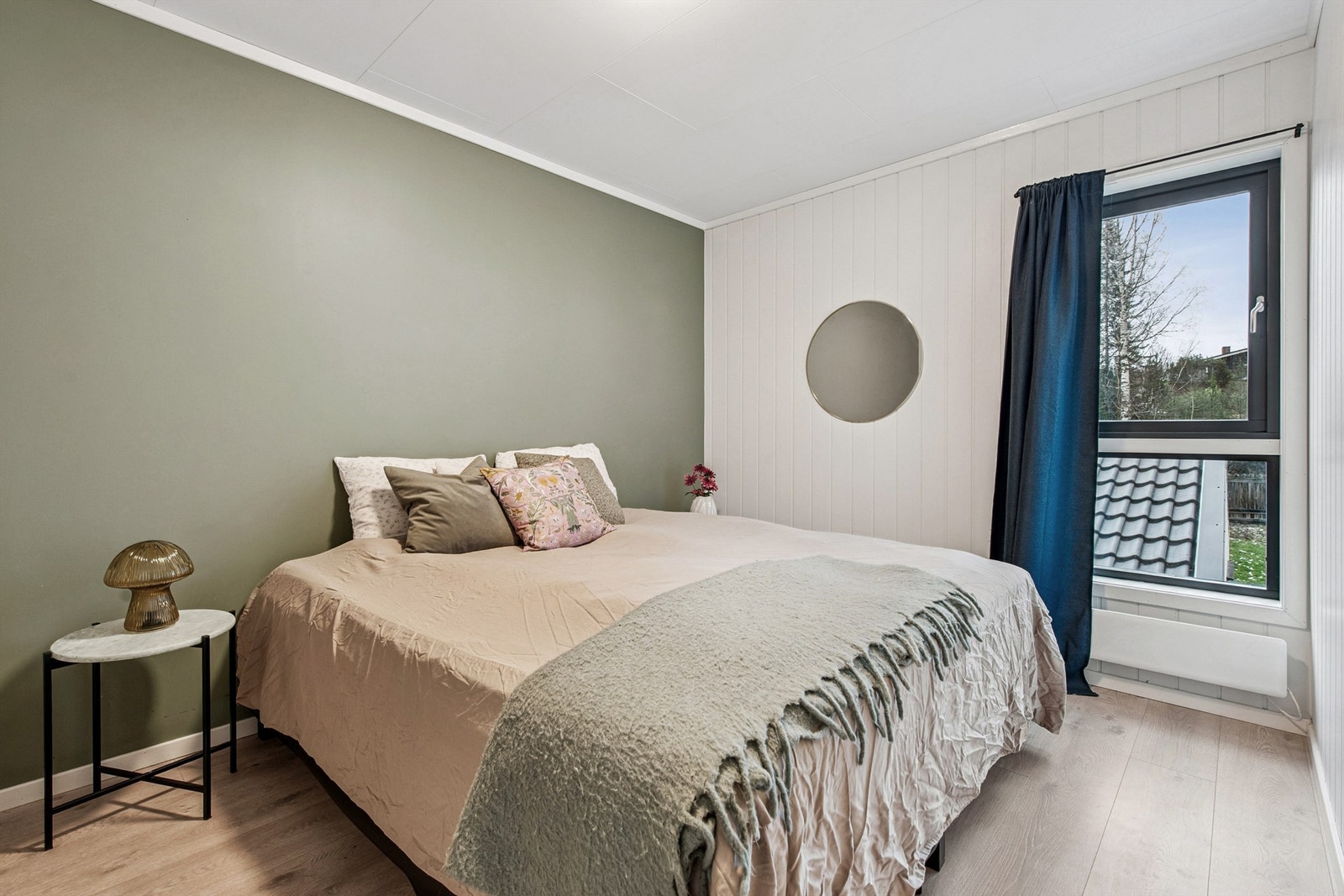 Soverommet har en behagelig atmosfære og plass til dobbeltseng. Galleribilde