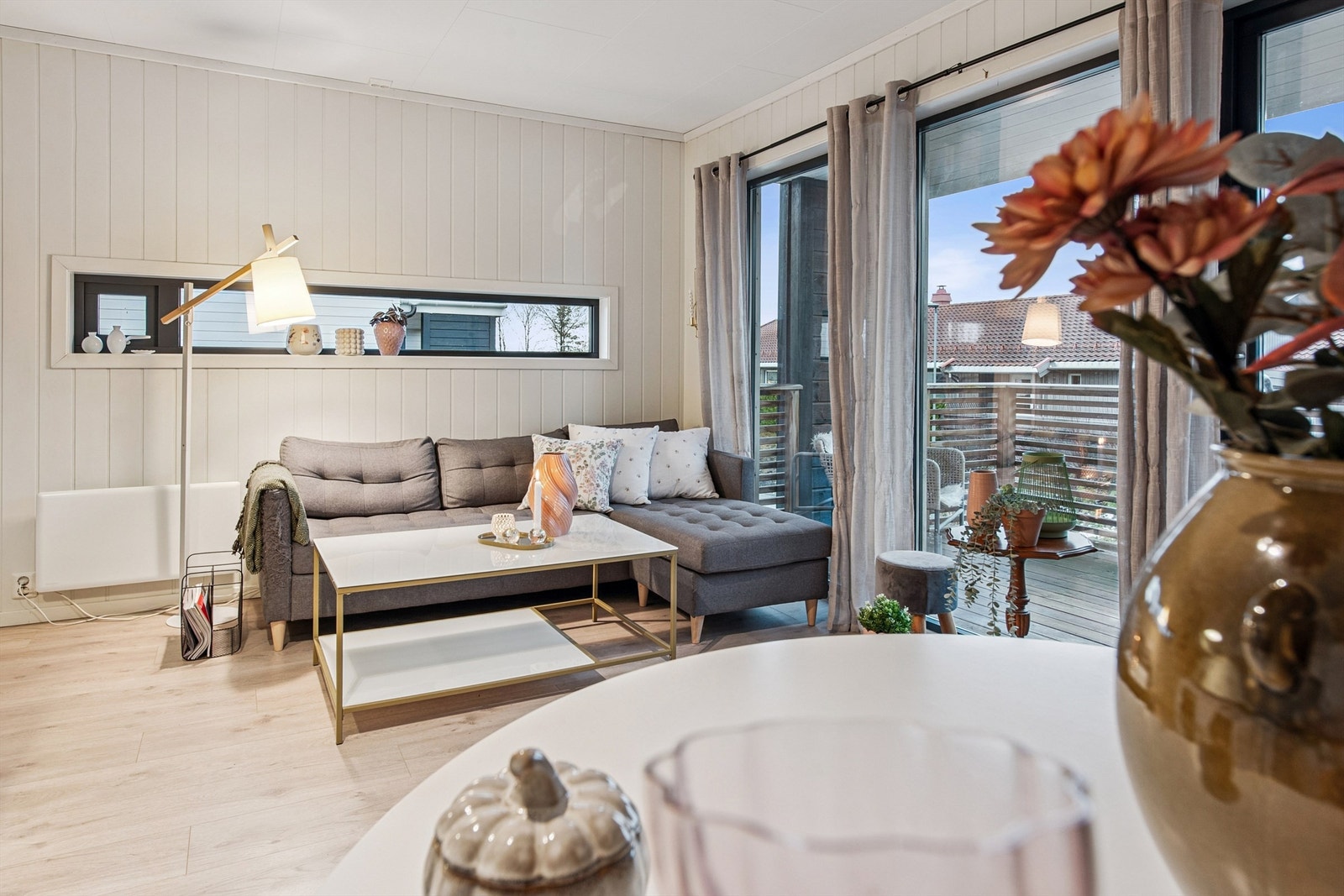 Rommet er enkelt å møblere med plass til både sofagruppe og spisebord. Galleribilde