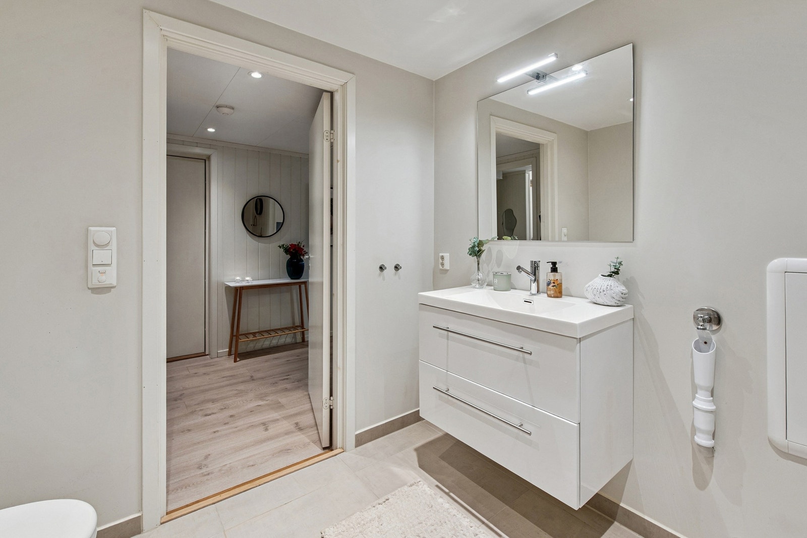 Baderomsinnredning med servant og praktiske skuffer. Det er også opplegg for vaskemaskin. Galleribilde