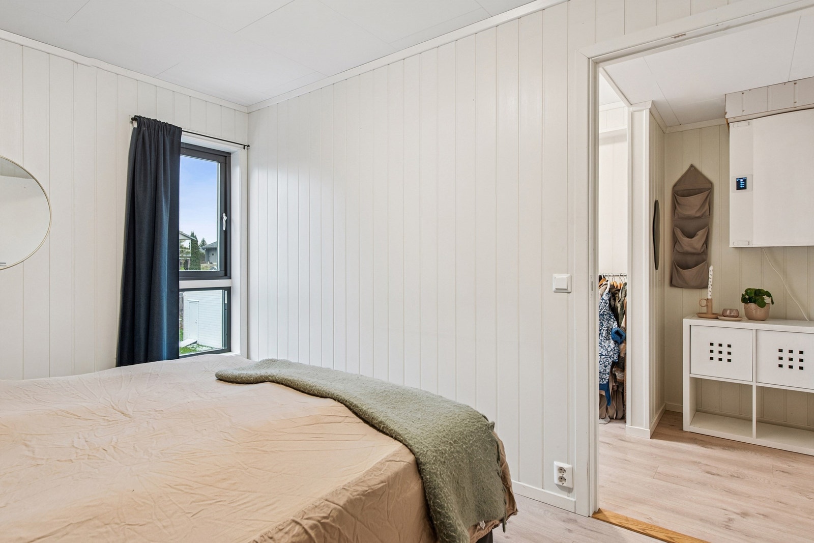 Fra soverommet er det direkte adkomst til en praktisk walk-in-garderobe. Galleribilde