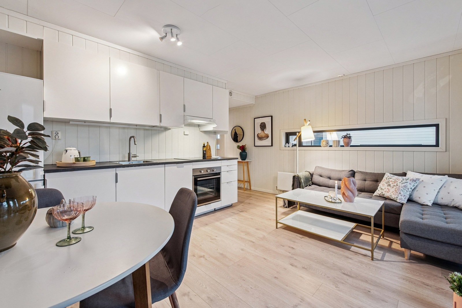En moderne og lettstelt leilighet fra 2019 med åpen stue- og kjøkkenløsning. Galleribilde