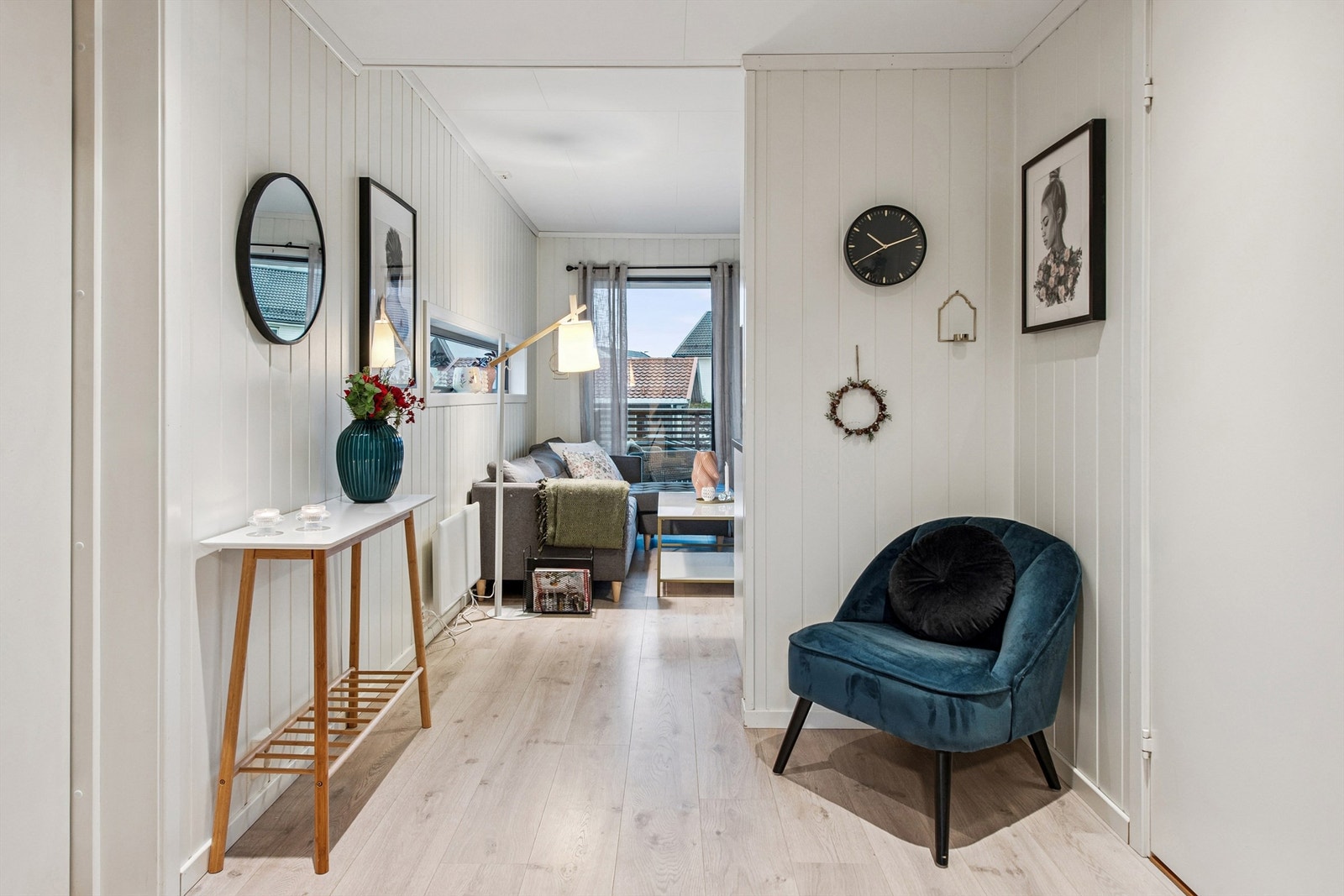 Fra entreen åpner leiligheten seg opp mot de sosiale sonene. Galleribilde