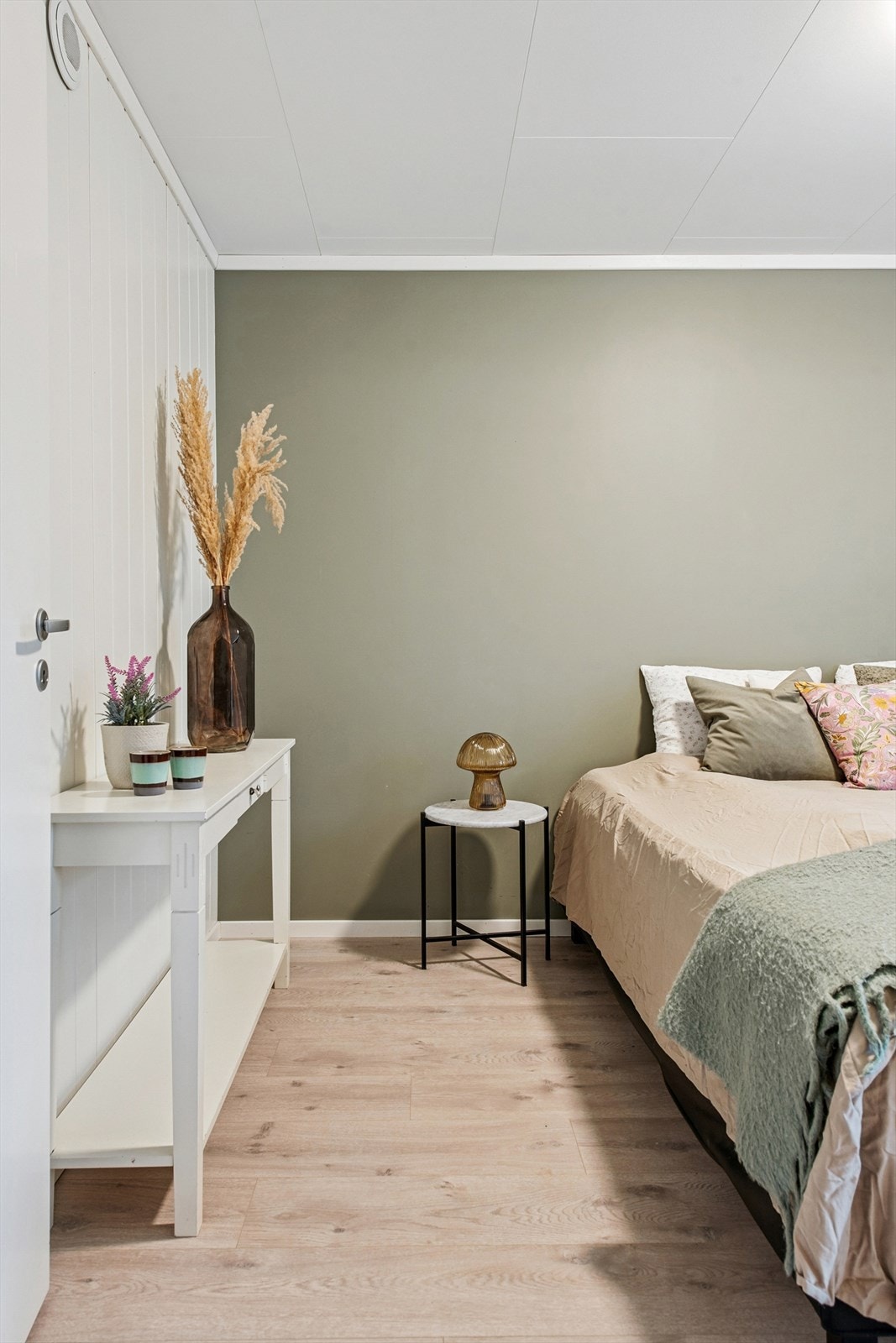 En fondvegg i en dempet farge gir rommet karakter. Galleribilde