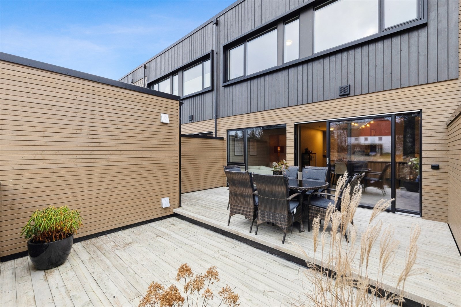 Terrassen utenfor stuen er oppmålt til ca 27 kvm. Galleribilde