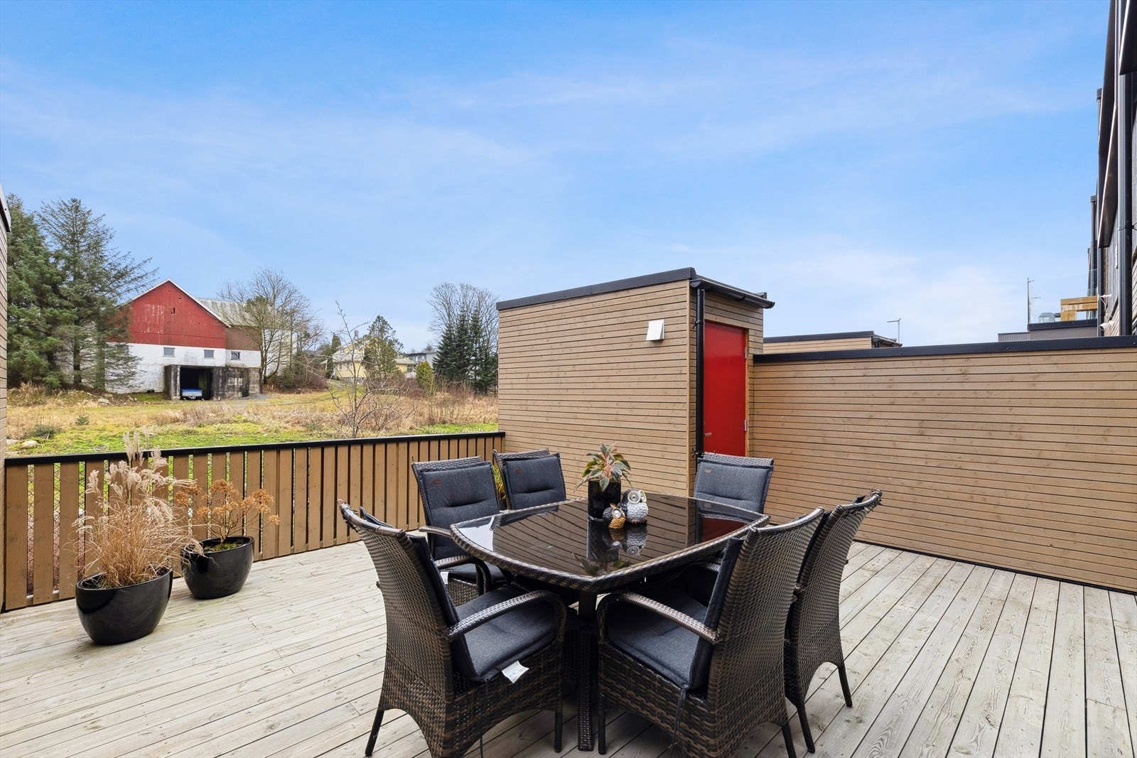 Boligen her en skjermet og solrik uteplass med bod. Galleribilde