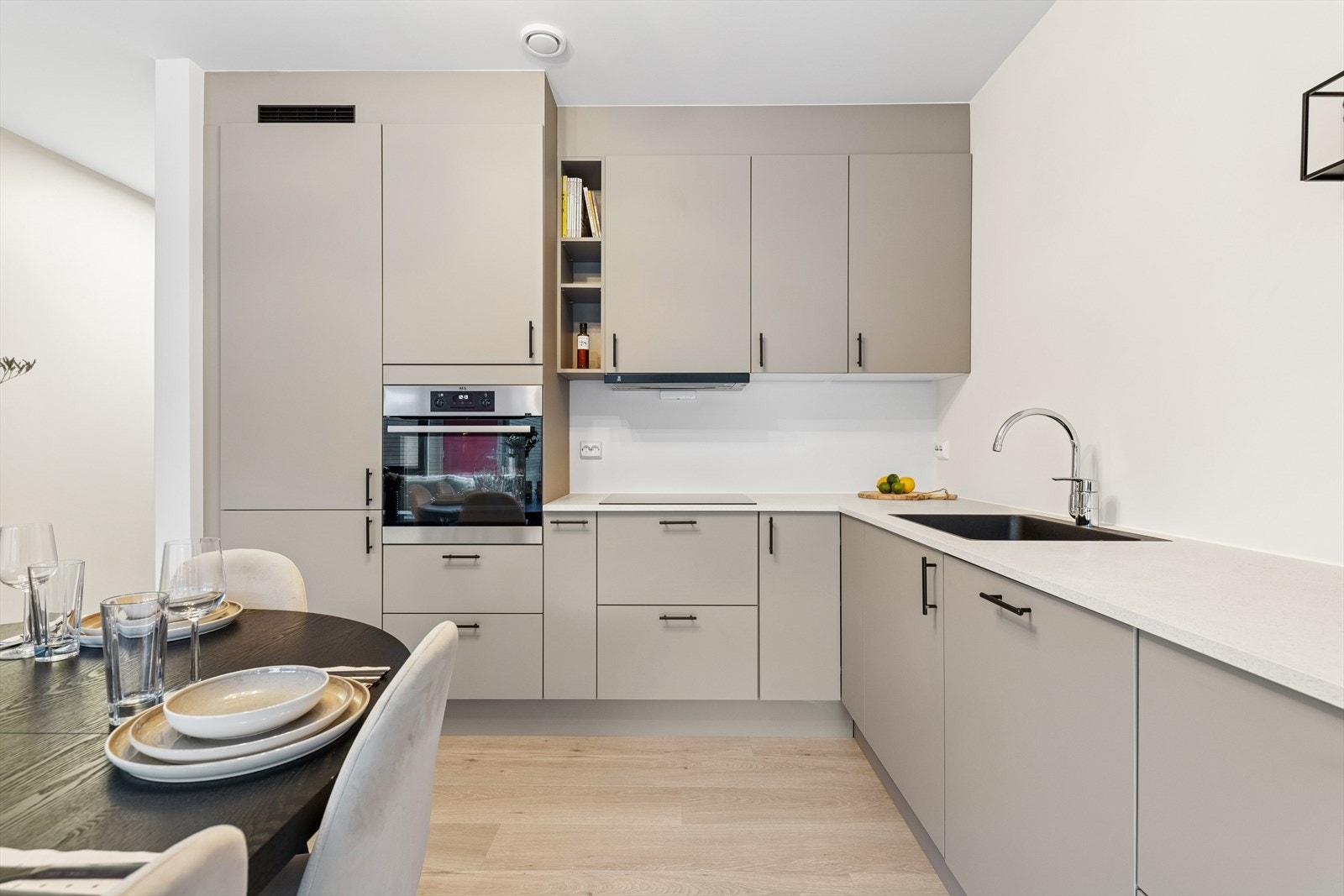 Kjøkkenet har innredning med slette fronter og benkeplate i laminat. Galleribilde