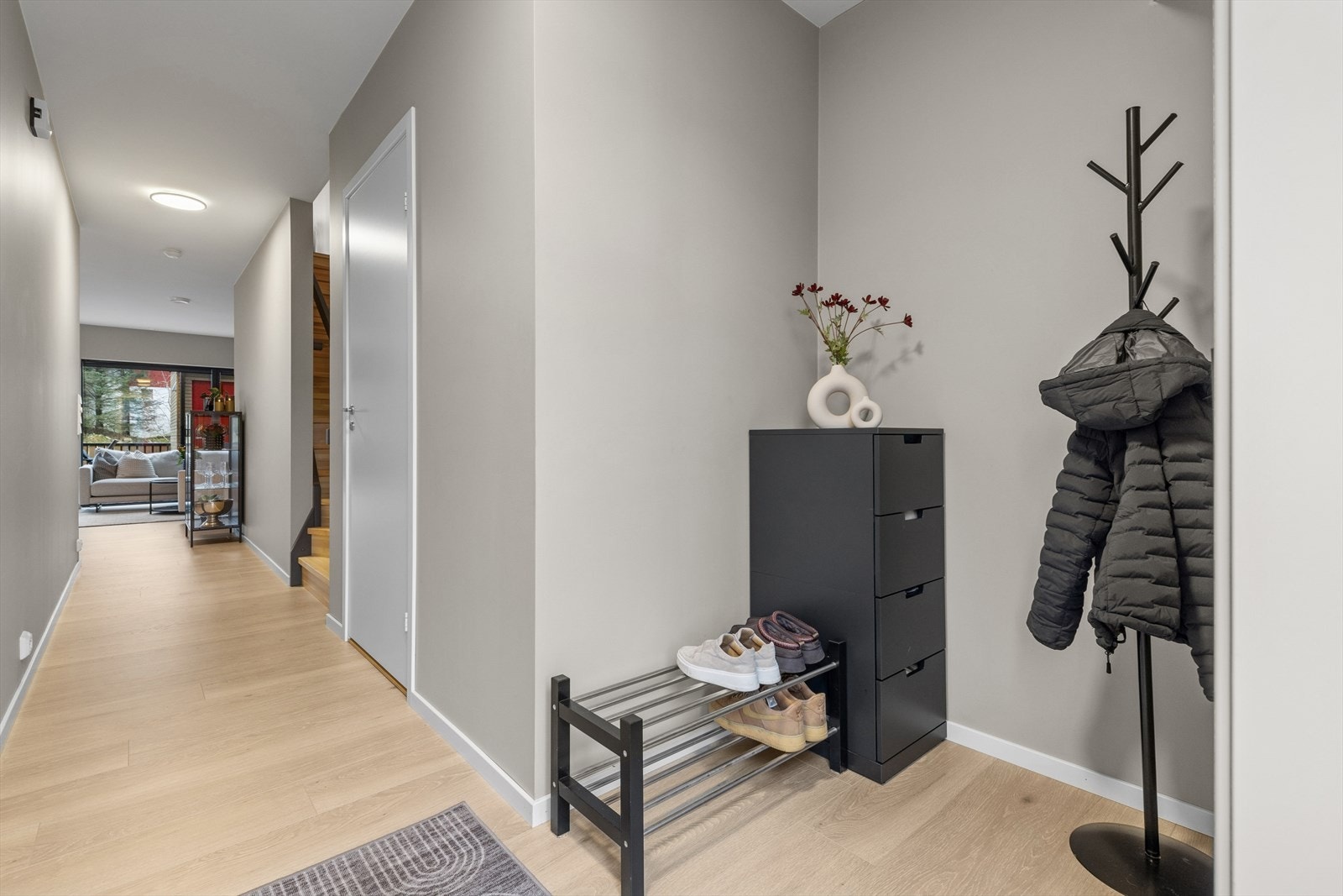 Her er det gode oppbevaringsmuligheter og som gjør mye med romfølelsen. Galleribilde