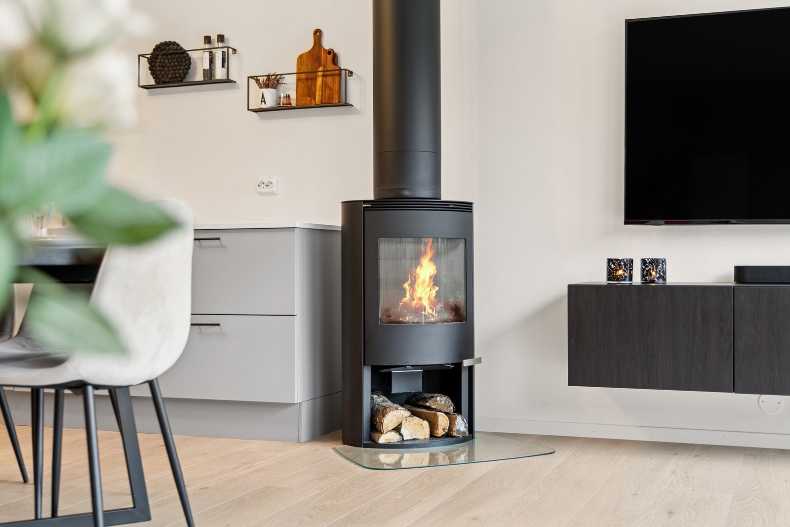 Lun varme med vedfyring i stuen i 1. etasje. Galleribilde