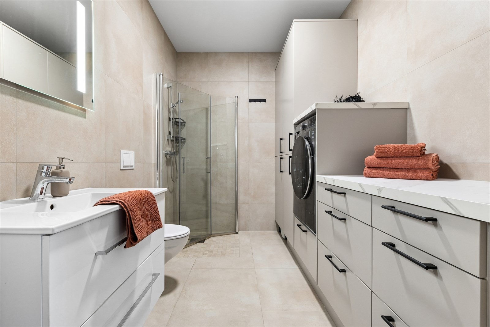 Innredningen består av en servantseksjon, et nedsenket dusjhjørne med glassvegger og et vegghengt toalett. Galleribilde