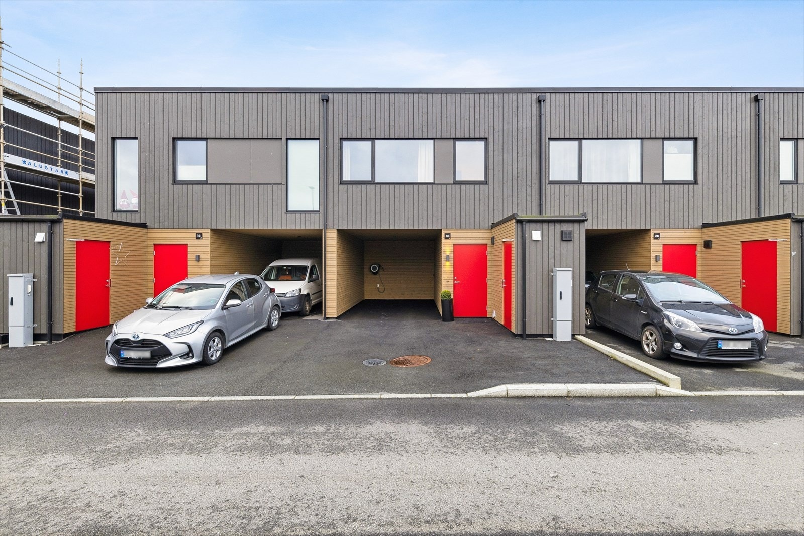 Boligen har adkomst fra et asfaltert inngangsparti med carport. Galleribilde