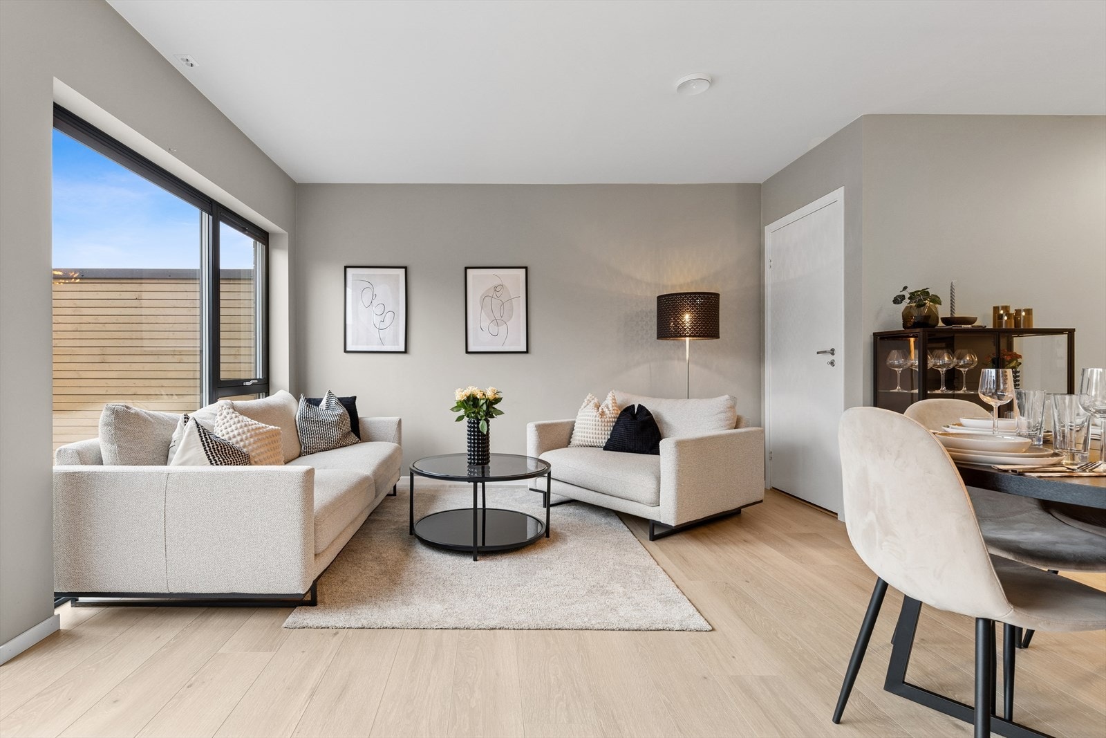 Lys og fin stue, hvor kjøkkenet er trukket tilbake i den ene delen. av rommet. Galleribilde