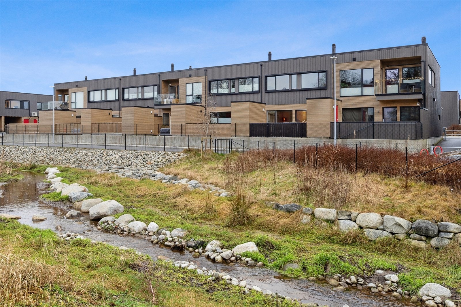 Tomten er pent opparbeidet med terrasse, to boder, asfaltert innkjørsel og carport. Galleribilde