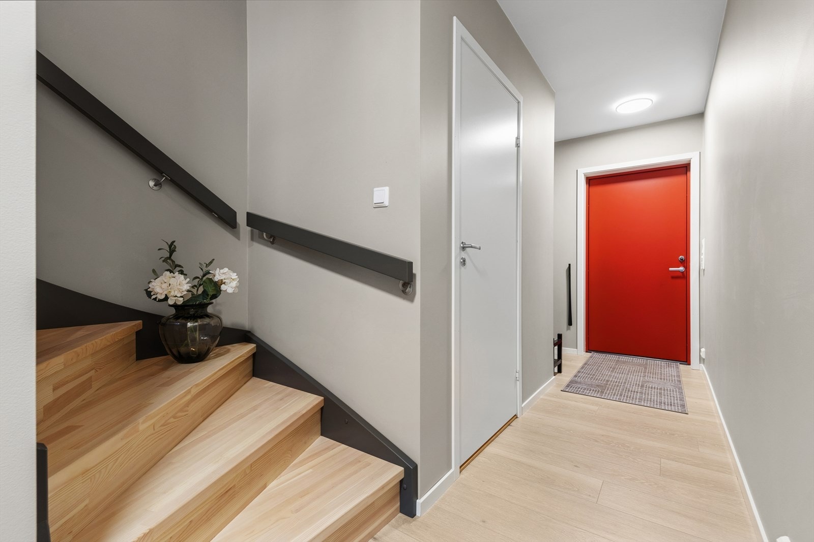 Velkommen inn - I 1. etasje finner du entré, toalettrom, kott og stue/kjøkken samt trapperom opp til 2. etasje. Galleribilde