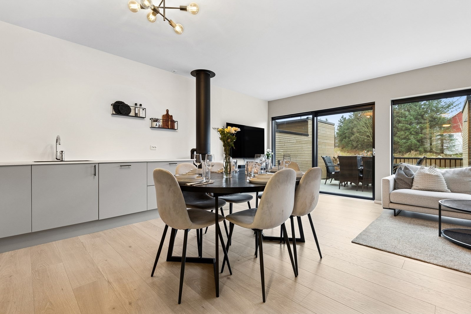 Kjøkken og spiseplass. Galleribilde