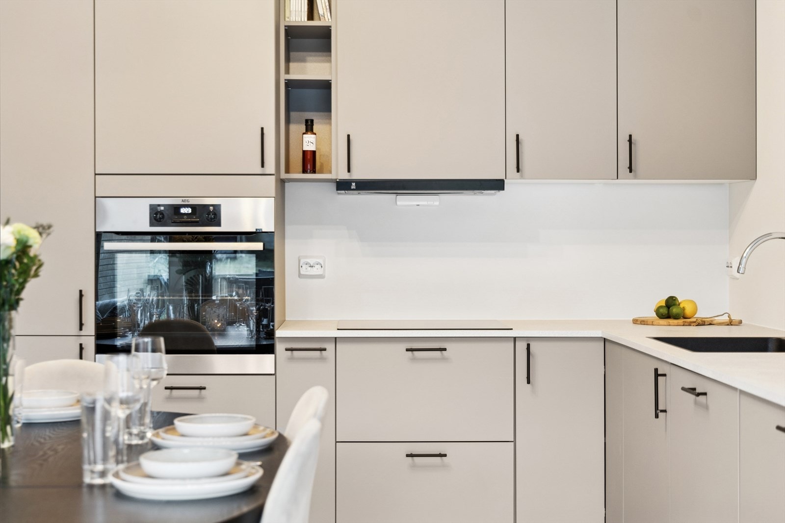 Kjøkkenet er utstyrt med integrert stekeovn, oppvaskmaskin, platetopp og kjøl-/fryseskap. Galleribilde