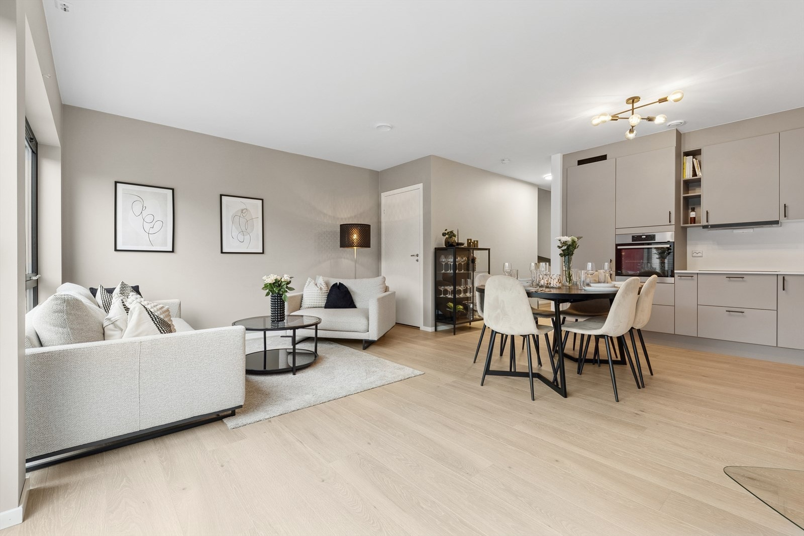 Stue og kjøkken ligger i en åpen og sosial løsning som skaper en luftig og romslig atmosfære. Galleribilde