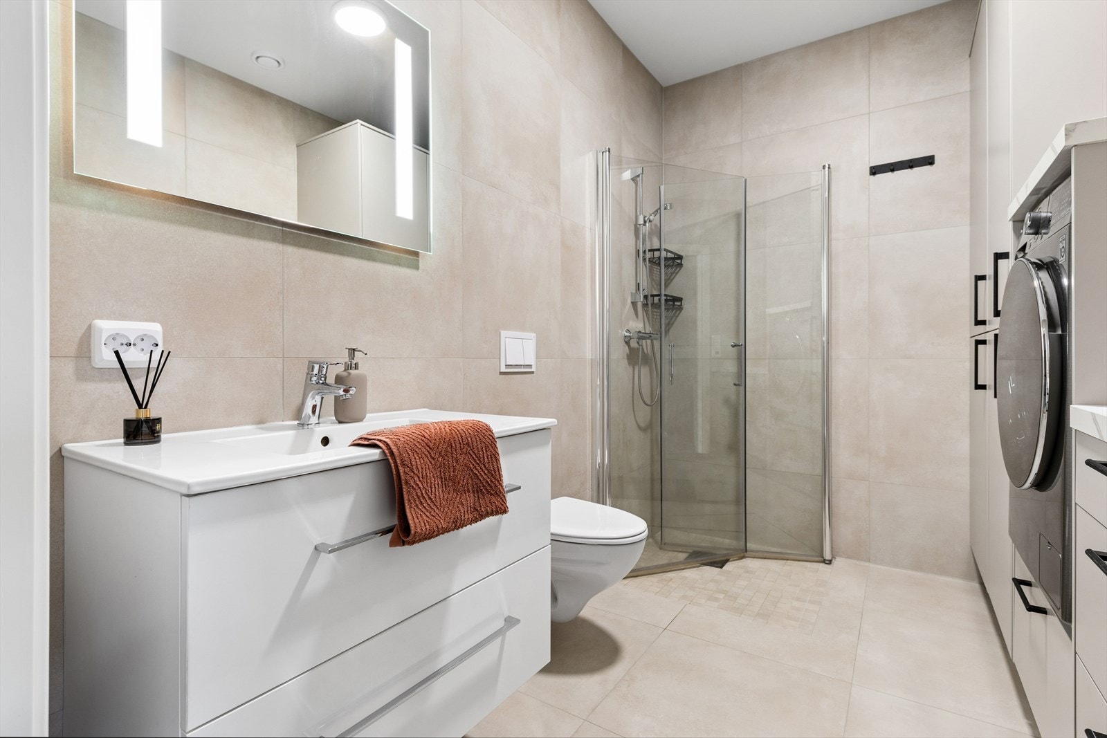 Pent flislagt bad fra byggeår med gulvvarme. Galleribilde