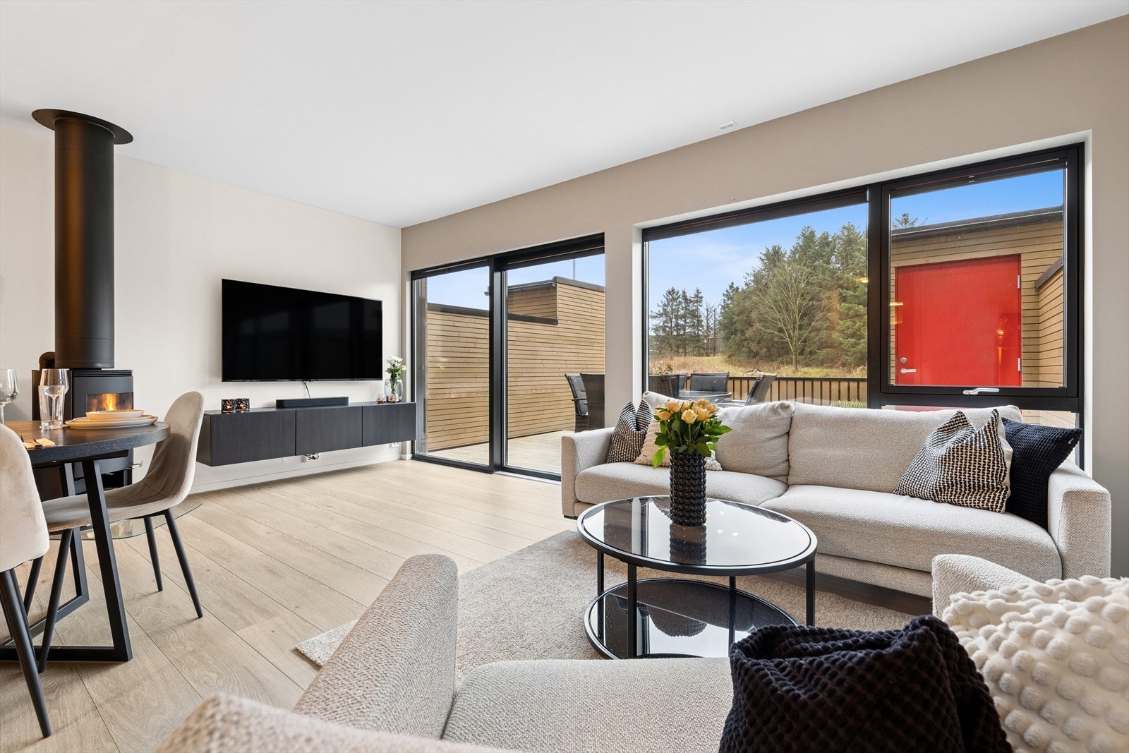 Boligen har en gjennomtenkt planløsning med blant annet en stue i hver etasje. Galleribilde